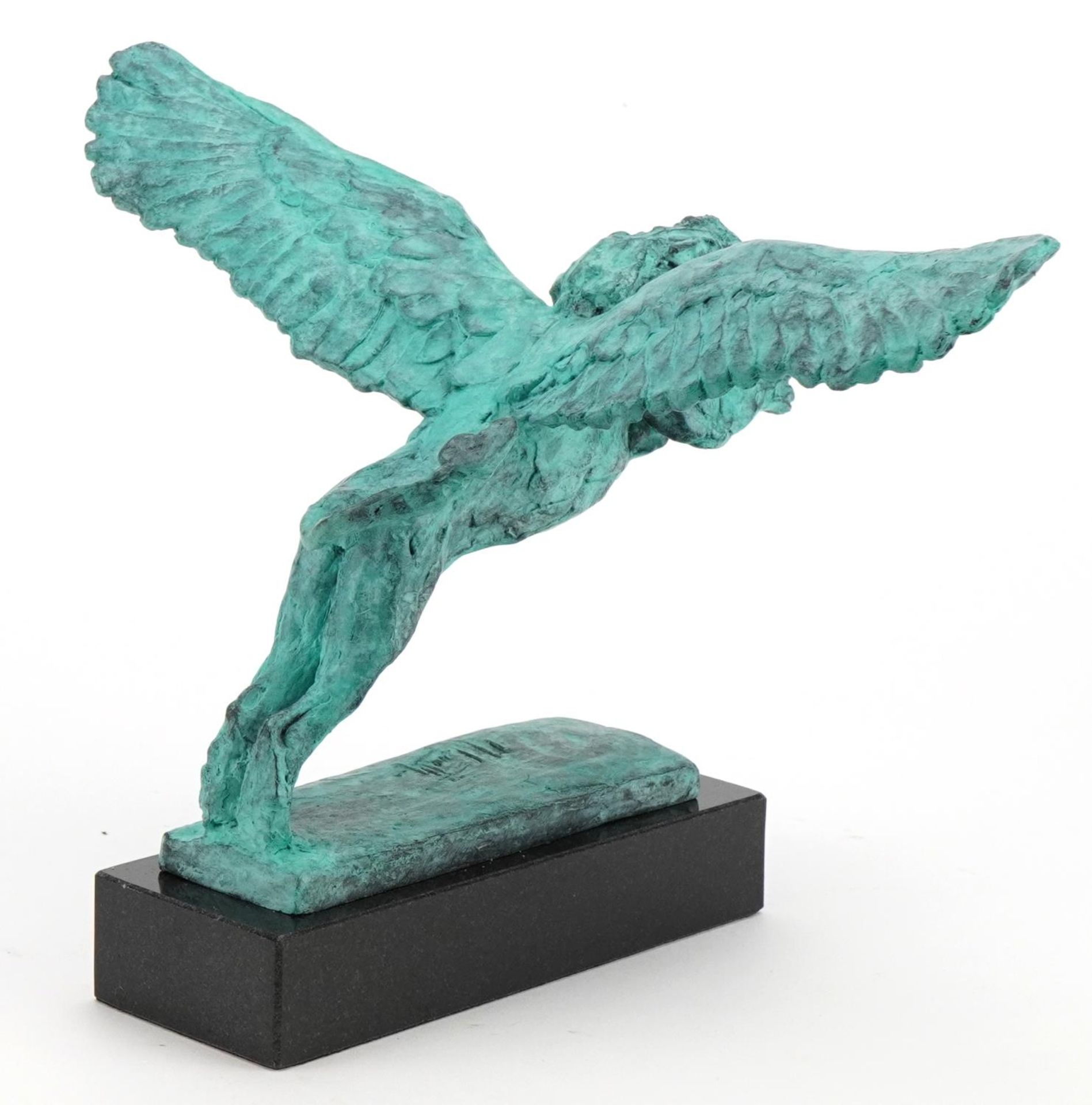 Mark Coreth for McArthur Glen Group, verdigris bronze study of a winged lion raised on a slate - Bild 3 aus 5