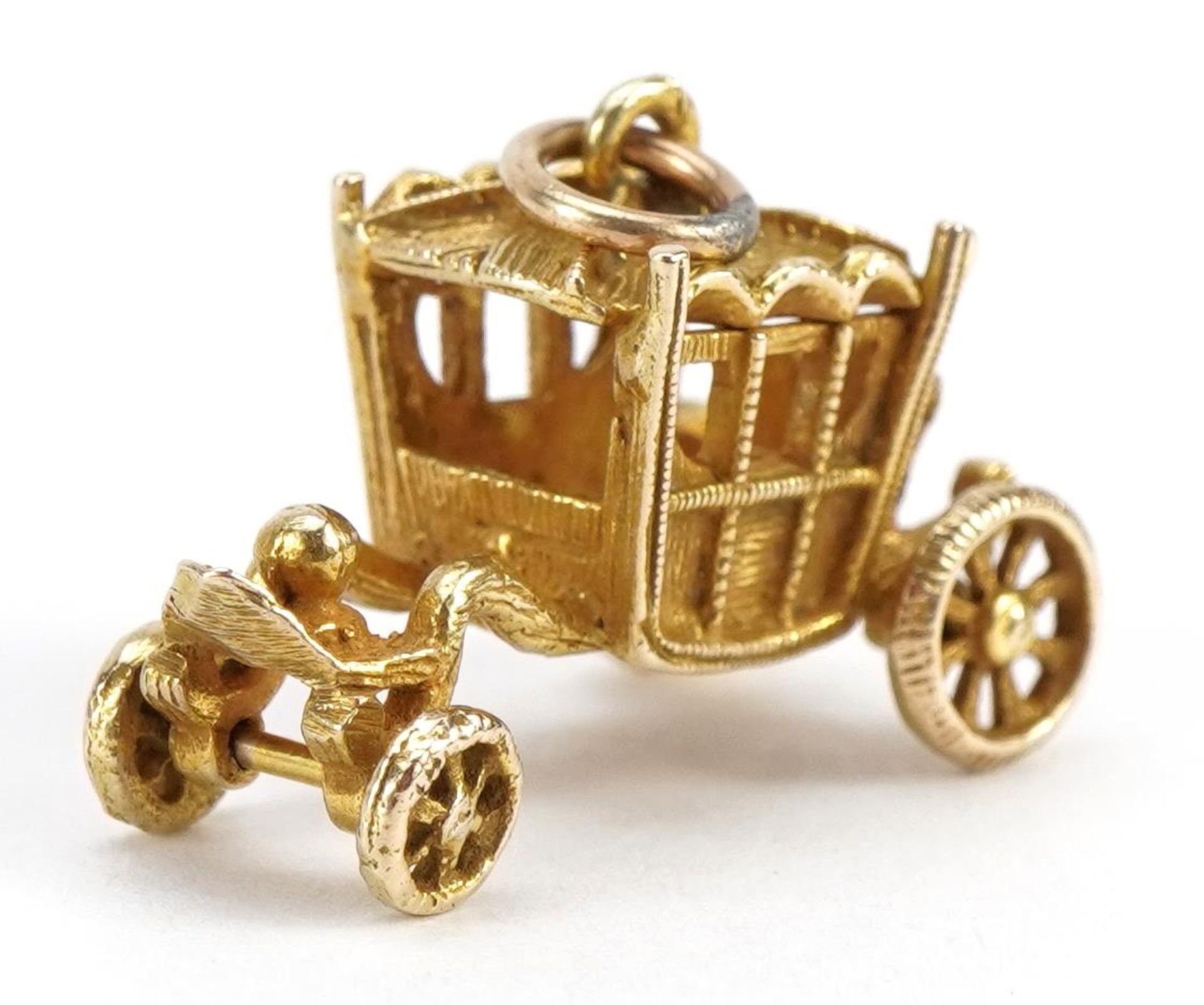 9ct gold carriage charm with rotating wheels, 2.2cm wide, 3.0g