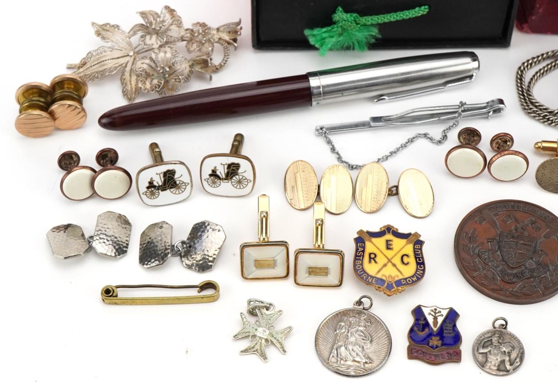 Objects including Parker fountain pen, enamelled badges, silver filigree floral brooch and cufflinks - Bild 2 aus 3