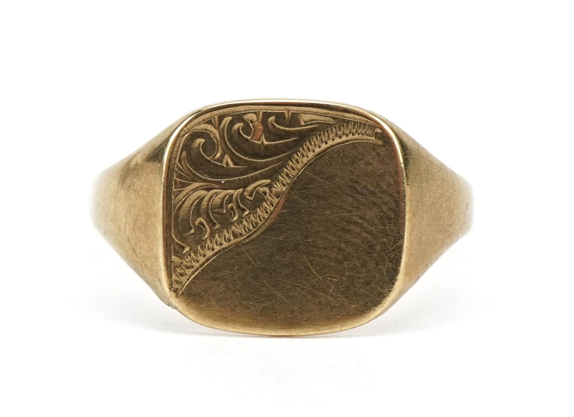 Gentlemen's 9ct gold signet ring with engraved decoration, Birmingham 1969, size T, 1.7g