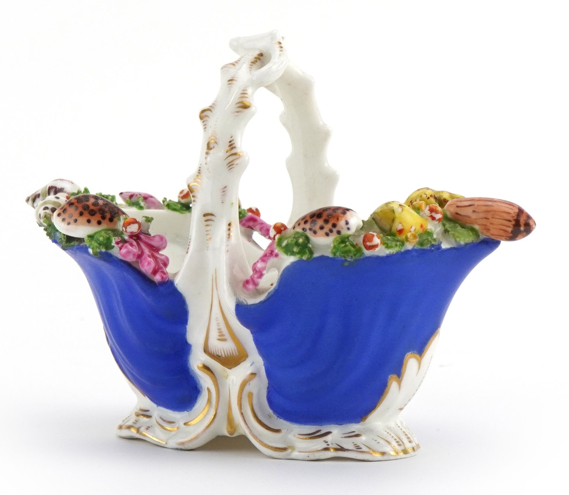 19th century Staffordshire pottery basket decorated in relief with shells, hand painted internally - Bild 2 aus 4