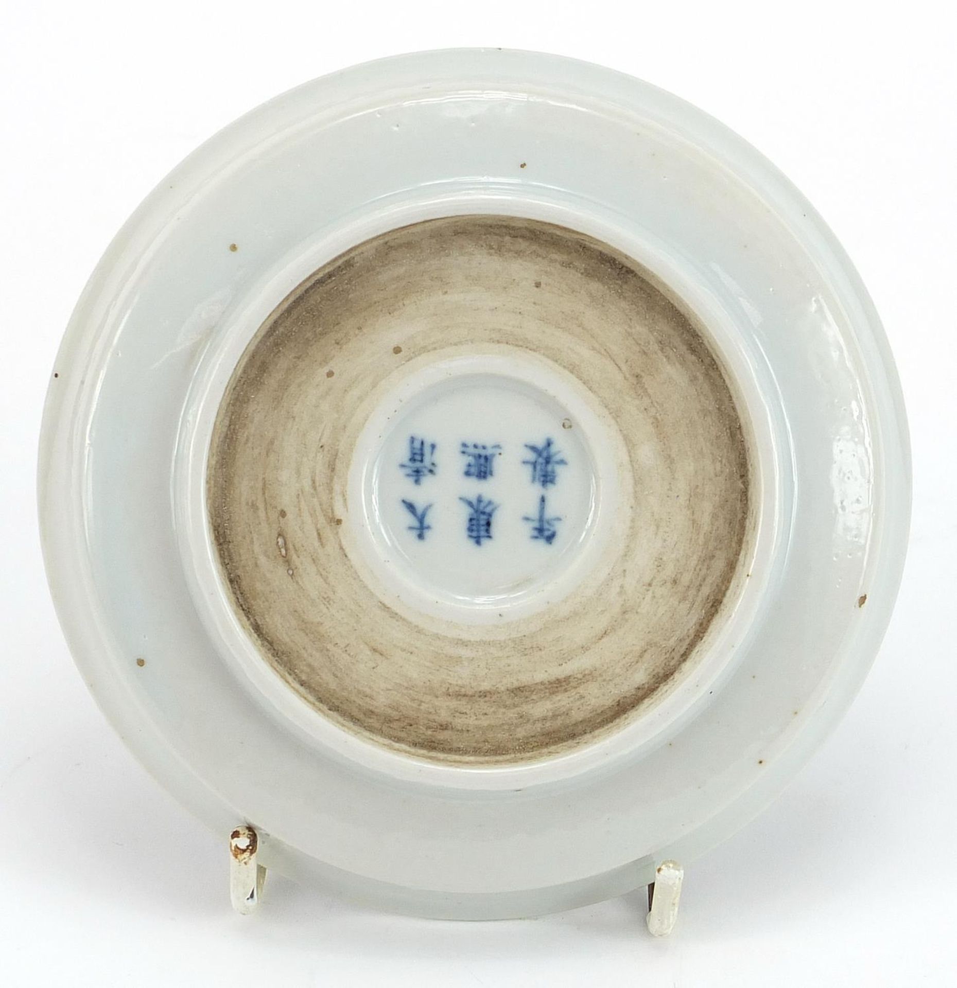 Chinese blue and white porcelain dish hand painted with figures in a palace setting within a - Bild 2 aus 2