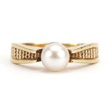 9ct gold pearl ring, size M, 2.7g