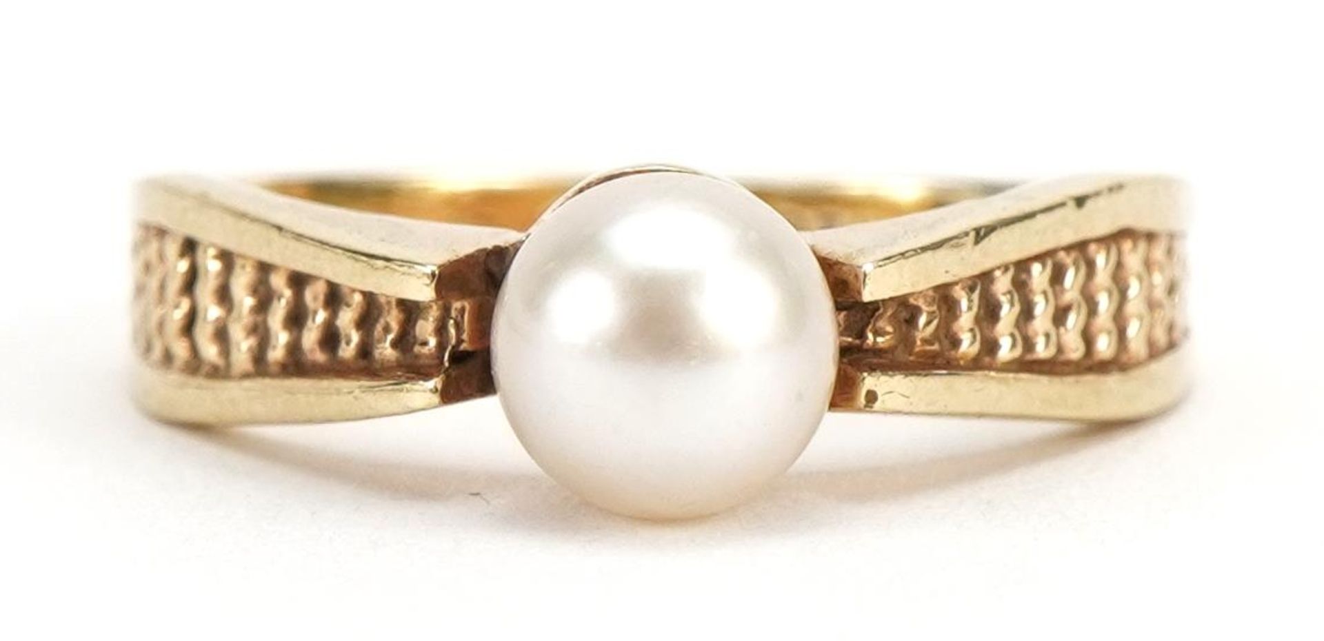 9ct gold pearl ring, size M, 2.7g