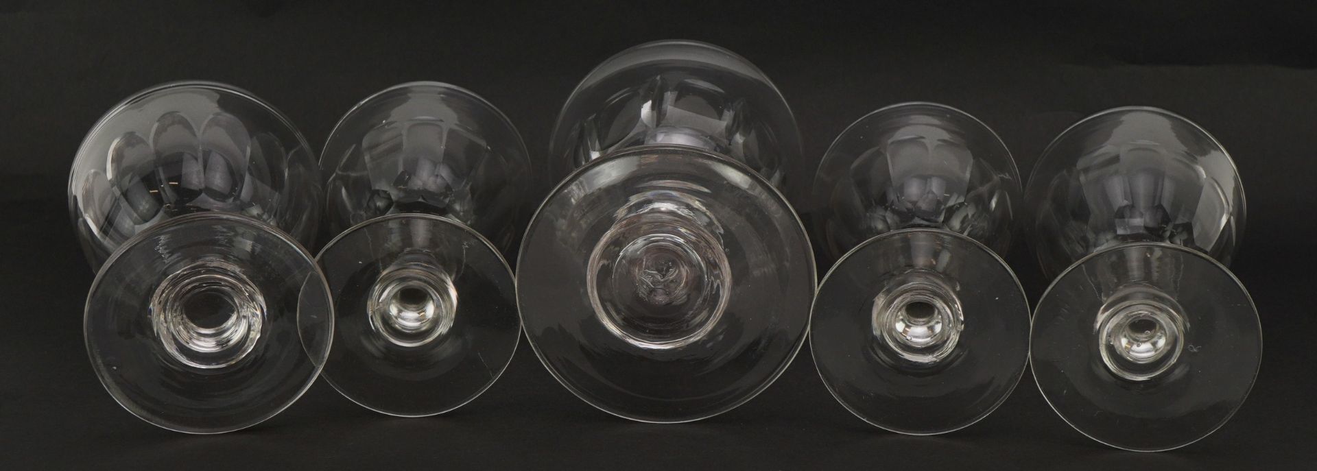 Five 19th century glasses with facetted bowls, the largest 16cm high - Bild 3 aus 3