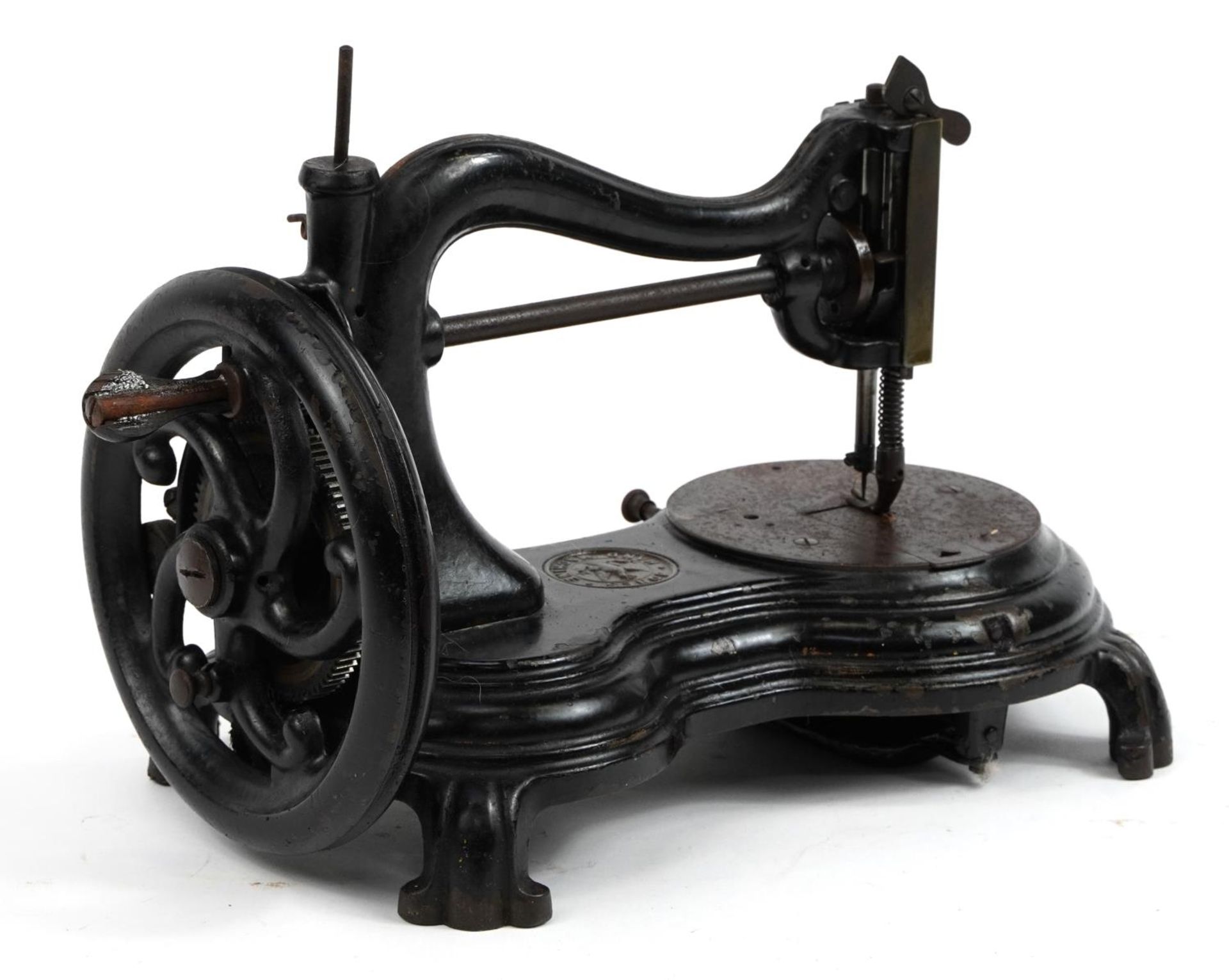 Victorian Jones black enamel cast iron hand sewing machine, 37cm in length - Bild 2 aus 3