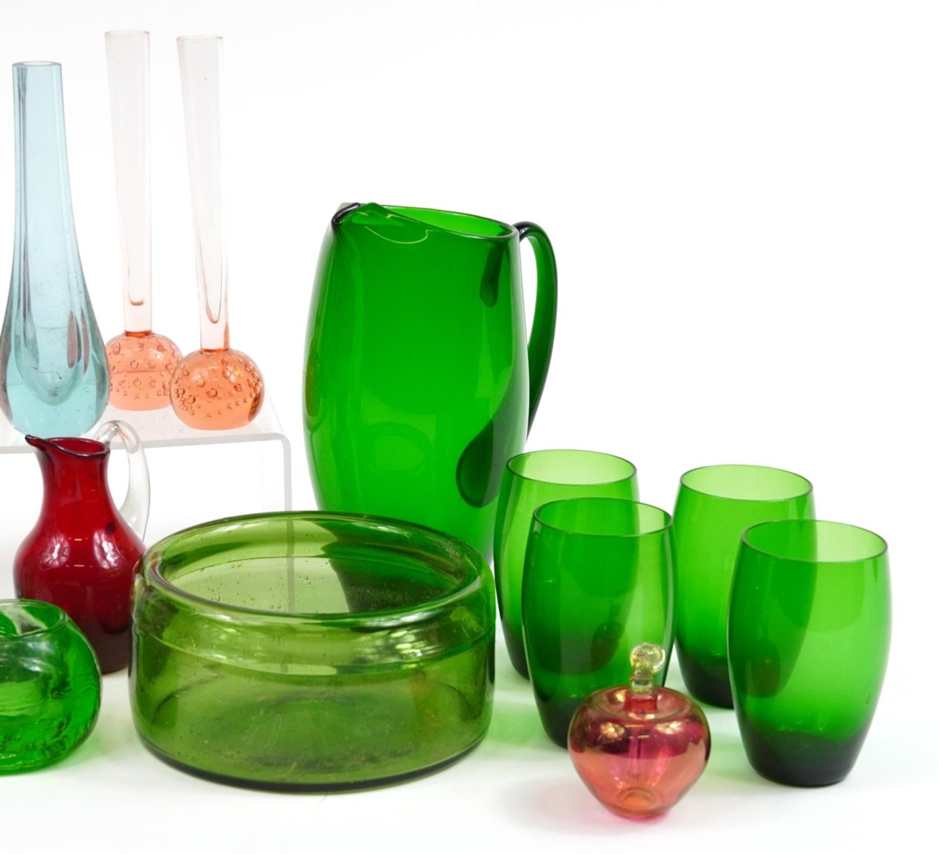 Art glassware including Whitefriars green glass lemonade jug with four beakers, red overlaid glass - Bild 3 aus 3