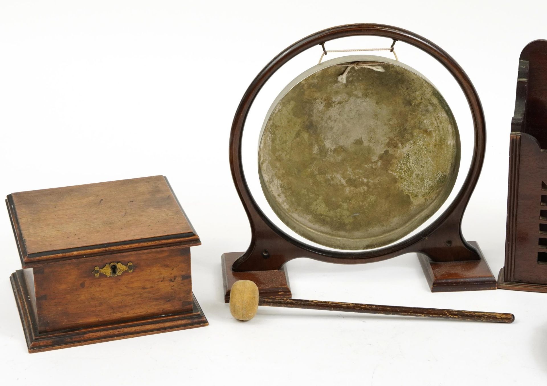 Woodenware including a Georgian mahogany tea caddy, table dinner gong, circular coaster with ring - Bild 2 aus 3