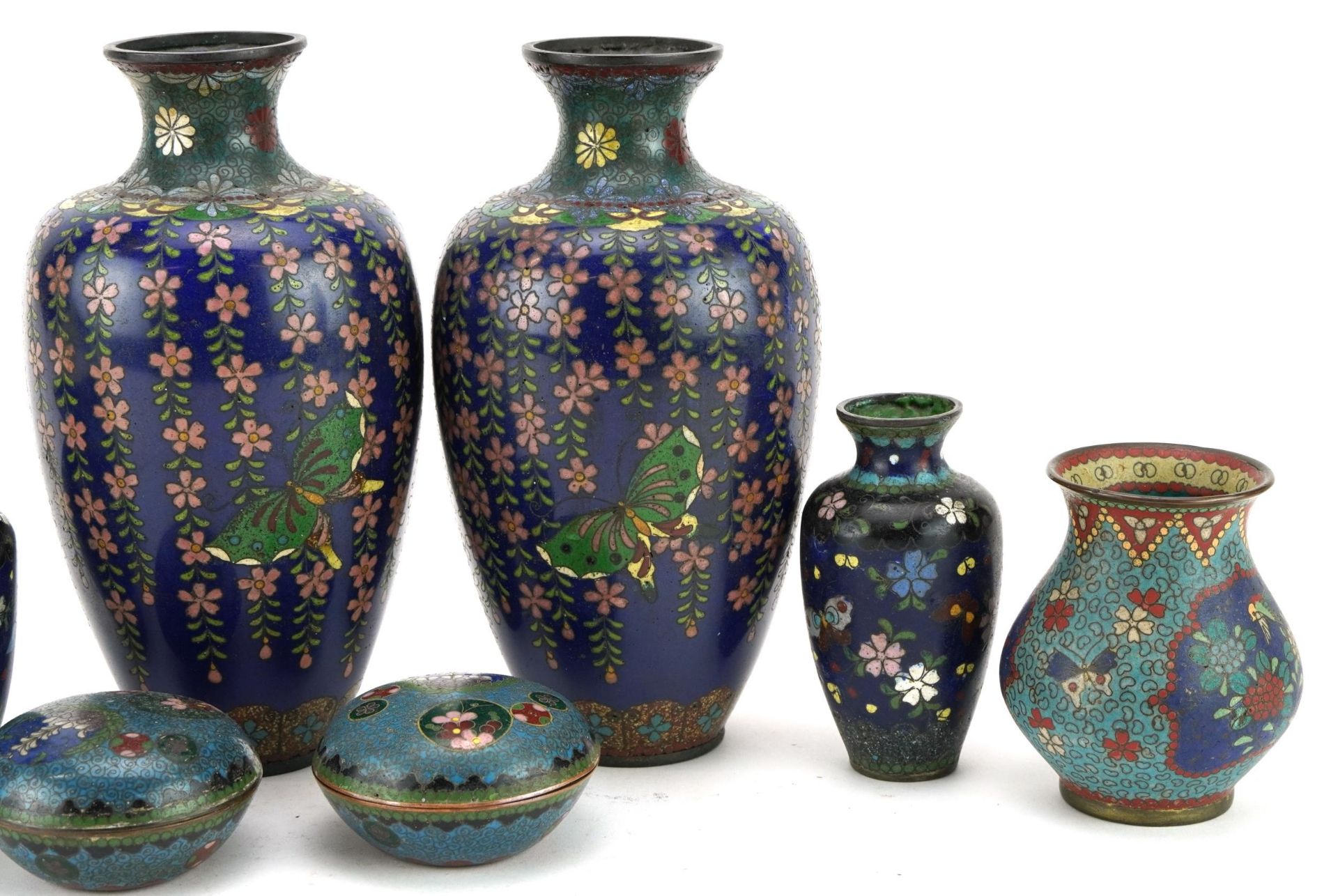 Three pairs of Japanese cloisonne vases and a pair of cloisonne boxes with covers, each enamelled - Bild 3 aus 3