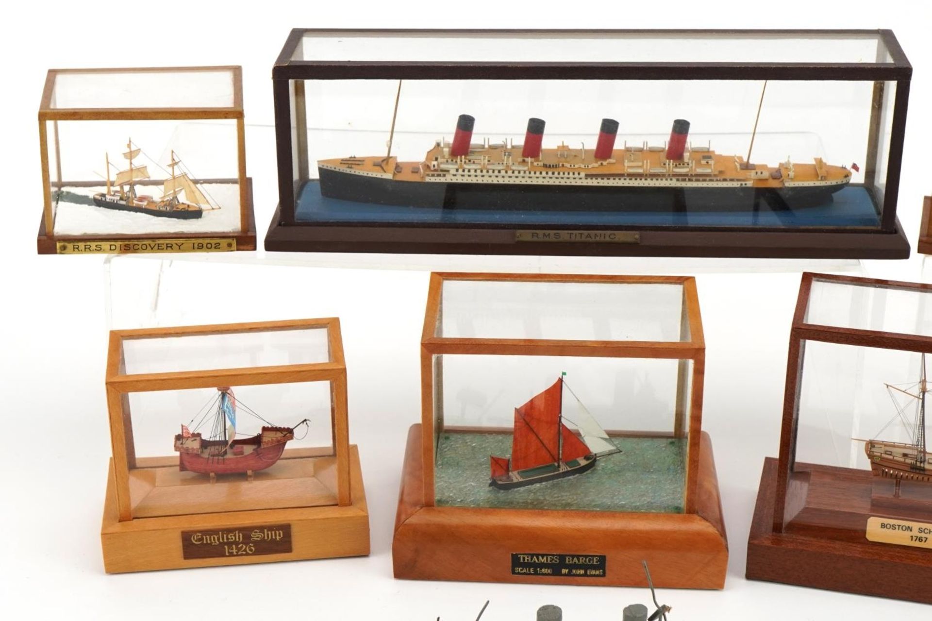 Seven miniature hand painted wooden model ships by John Evans, six with display cases, the largest - Bild 2 aus 5