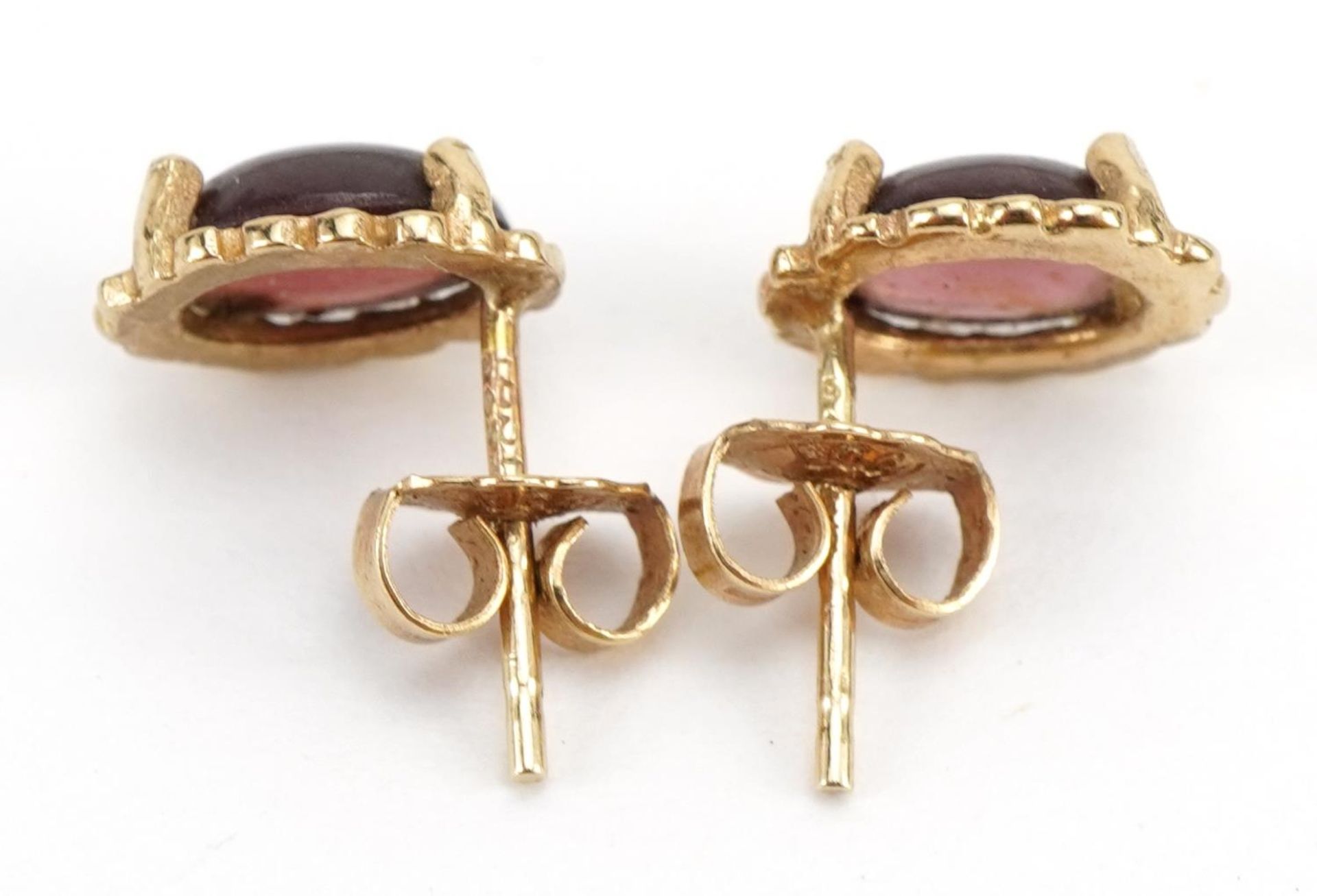 Pair of 9ct gold cabochon garnet stud earrings, 9.1cm high, 1.2g - Bild 3 aus 3