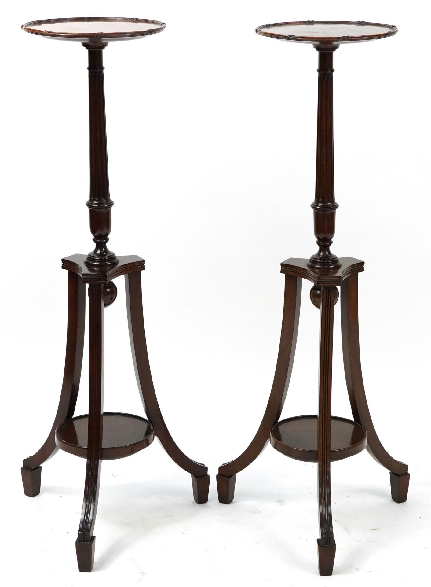 Pair of mahogany tripod jardiniere stands with under tiers, each 106cm high - Bild 3 aus 3