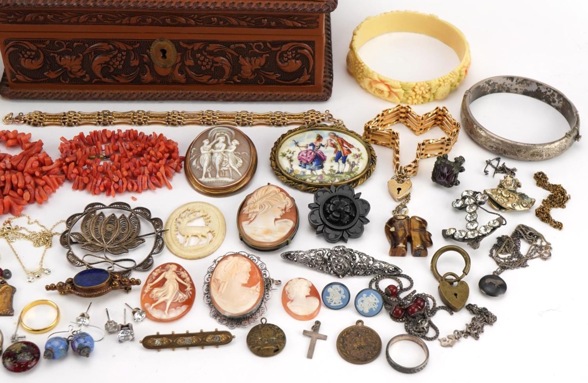 Antique and later jewellery including a Three Graces cameo brooch, yellow metal monocle, coral - Image 3 of 3