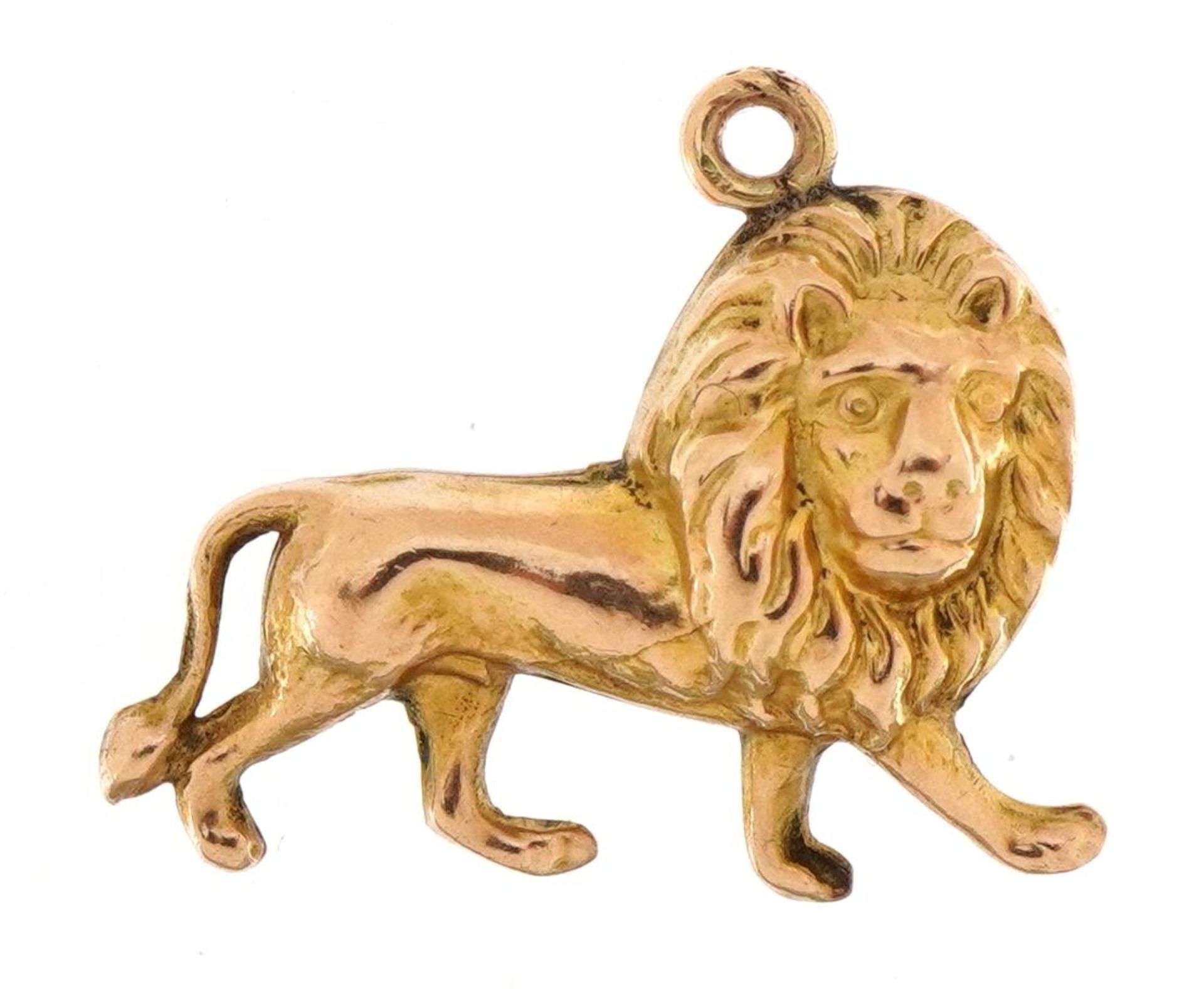 9ct gold lion charm, 2.0cm wide, 0.9g