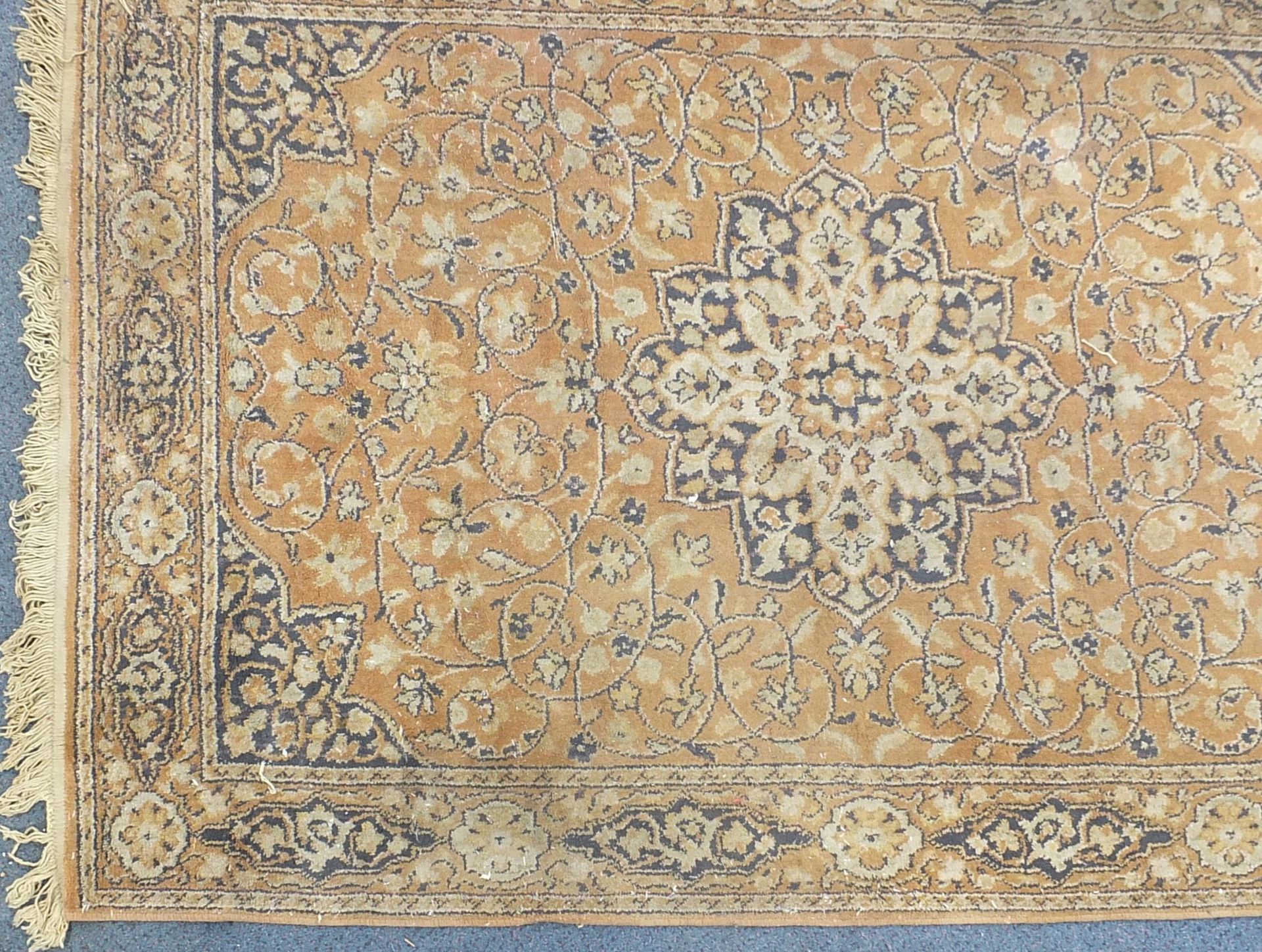 Rectangular Persian brown ground rug having an all over floral design, 165cm x 115cm - Bild 4 aus 6