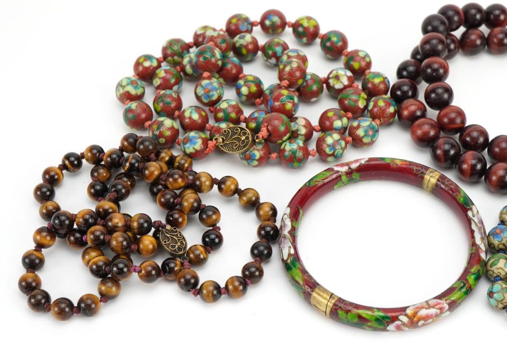 Two Chinese cloisonne bead necklaces, two tiger's eye bead necklaces and a cloisonne bangle - Bild 2 aus 3