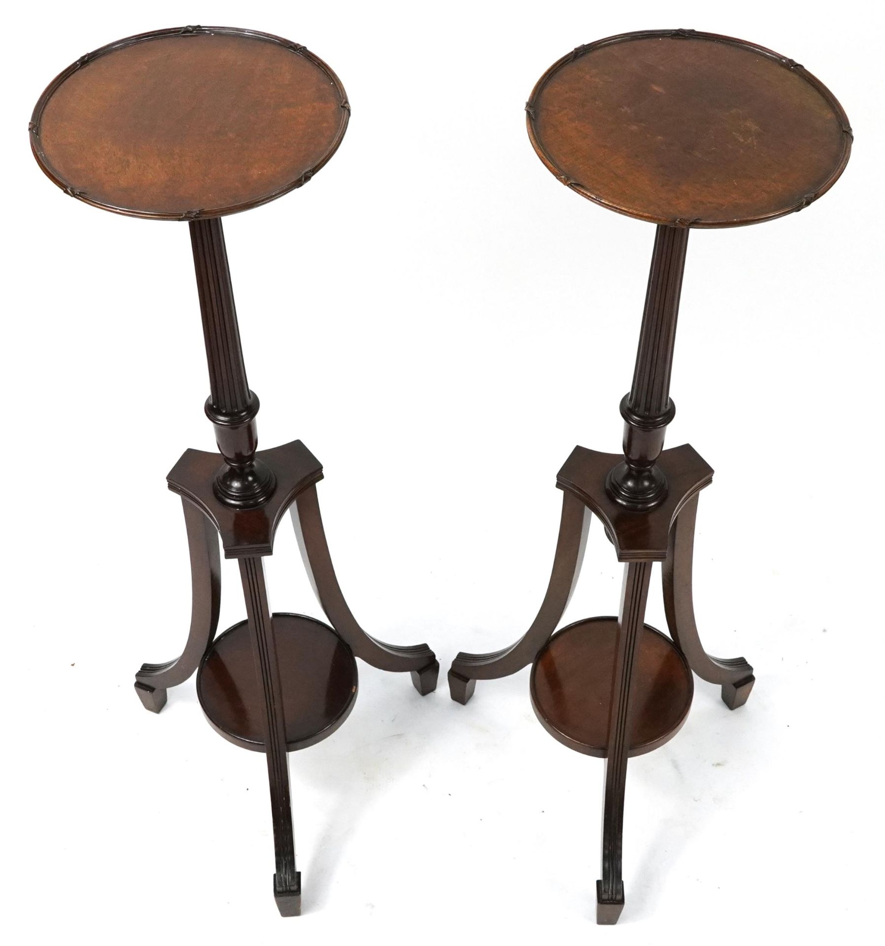 Pair of mahogany tripod jardiniere stands with under tiers, each 106cm high - Bild 2 aus 3