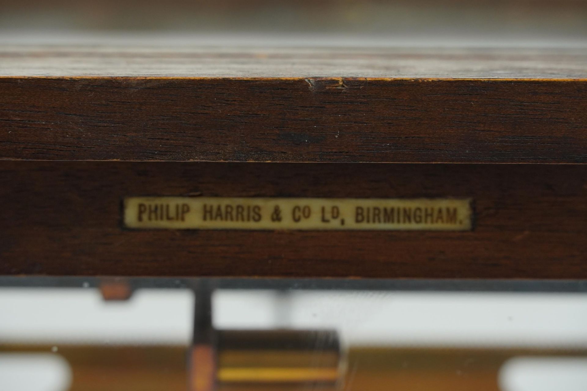 Paul Bunge of Hamburg, set of brass balance scales housed in a glazed oak display case, 43cm H x - Bild 4 aus 5