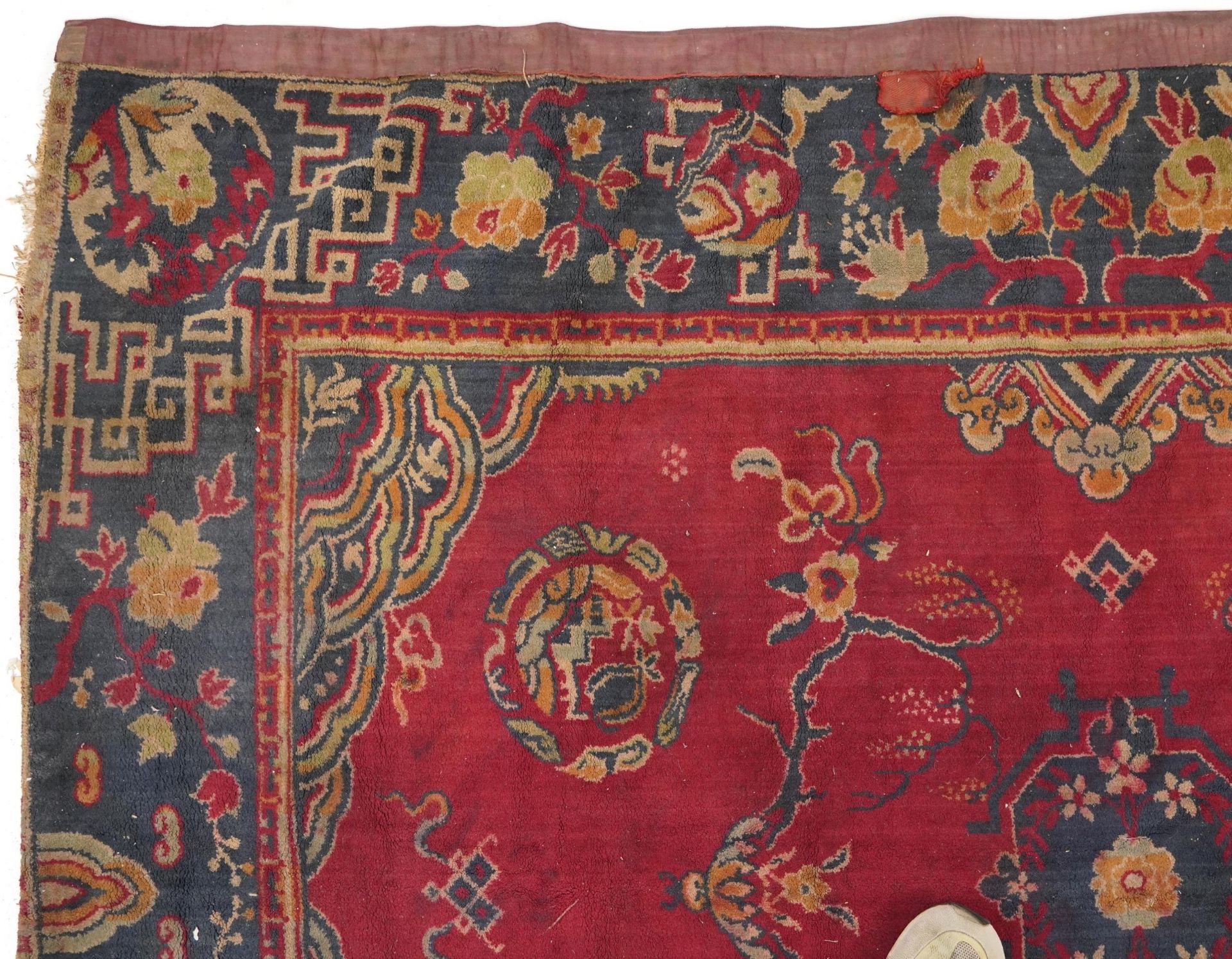 Rectangular Chinese red and blue ground rug having an all over floral design, 192cm x 134cm - Bild 2 aus 6