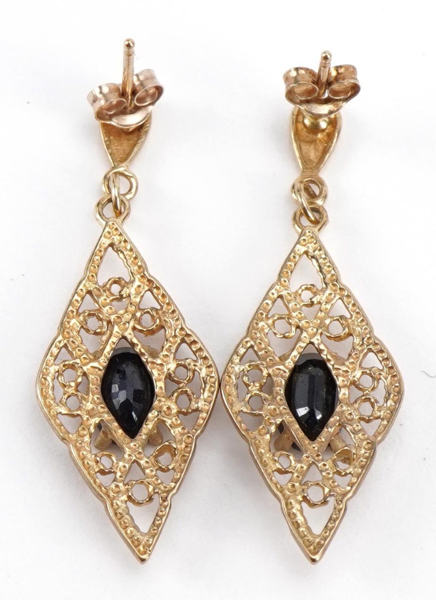 Pair of unmarked gold open work drop earrings, each set with a sapphire, 3.1cm high, 1.9g - Bild 2 aus 2