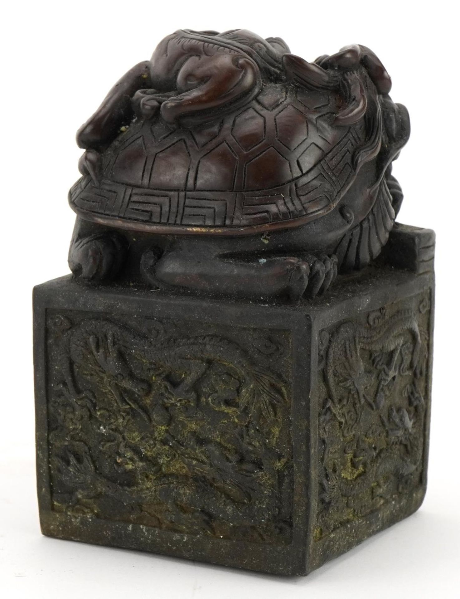 Large Chinese patinated bronze seal decorated with dragons, six figure character marks to the - Bild 2 aus 3