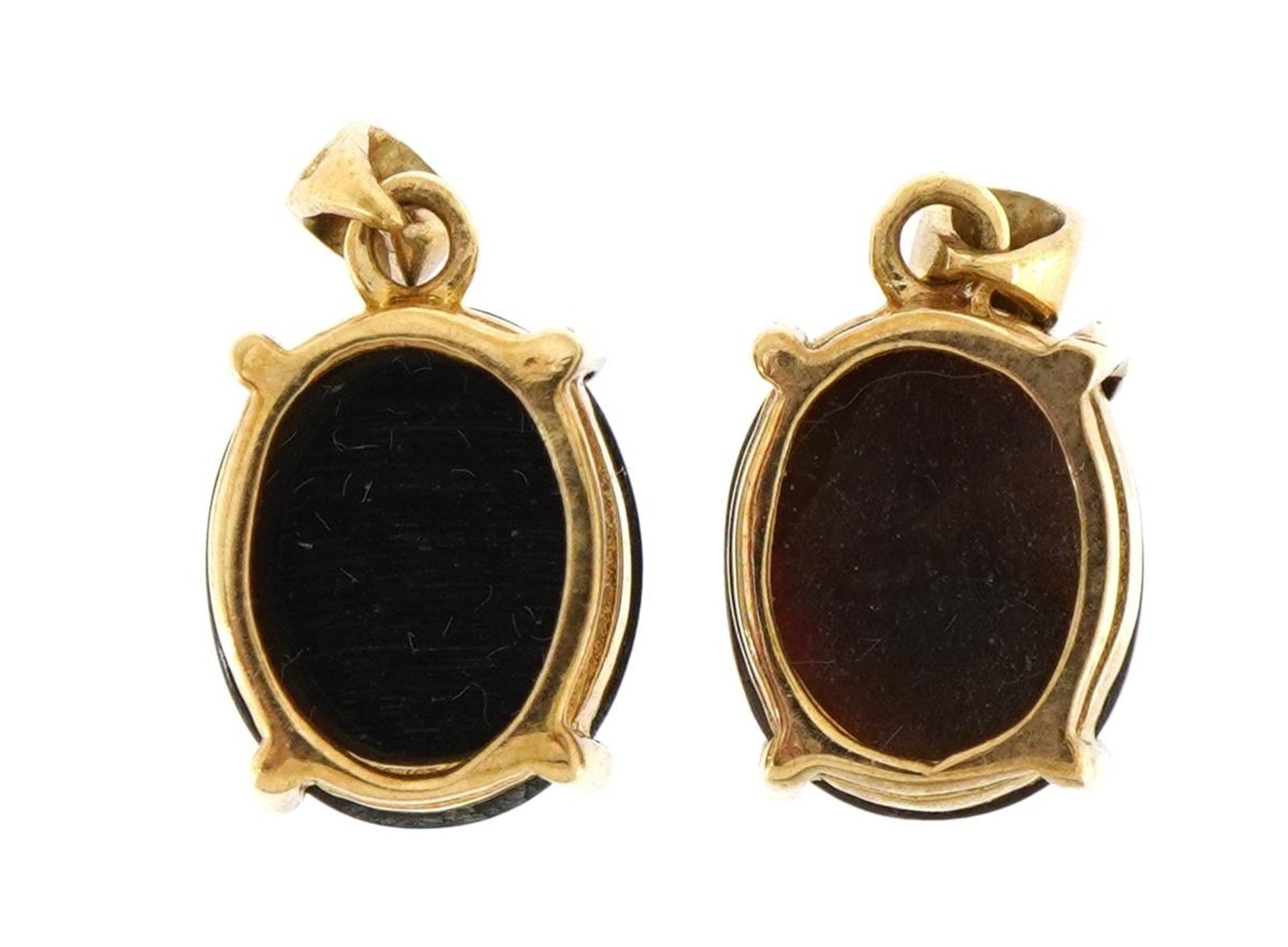 Two 9ct gold pendants, one set with a cabochon blue stone, the largest 1.7cm high, total 3.9g - Bild 2 aus 3