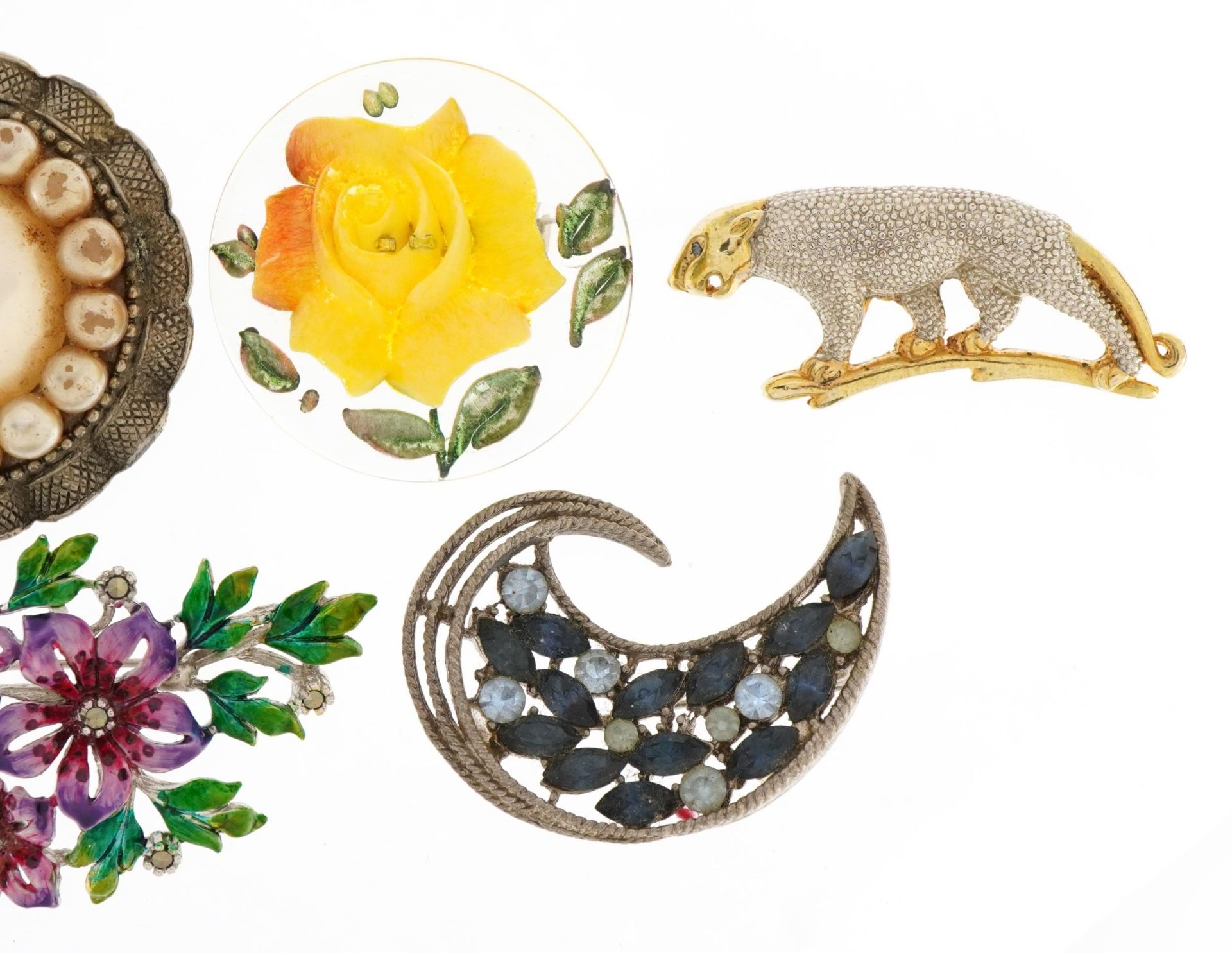 Seven vintage costume jewellery brooches including plastic rose and a leopard, the largest 7cm wide - Bild 3 aus 4