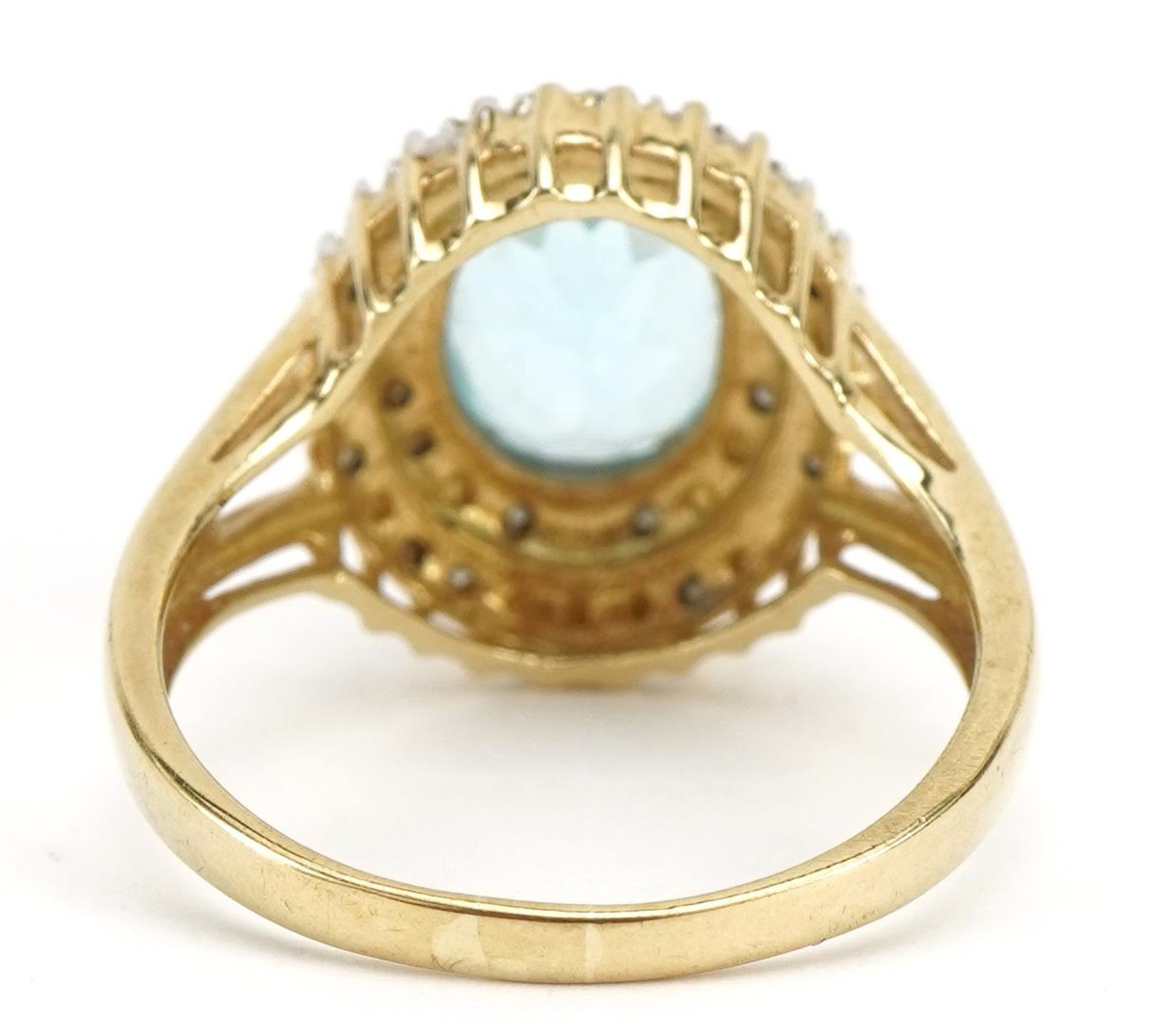 9ct gold aquamarine and diamond cluster ring with split shoulders, the aquamarine approximately 10. - Bild 2 aus 3