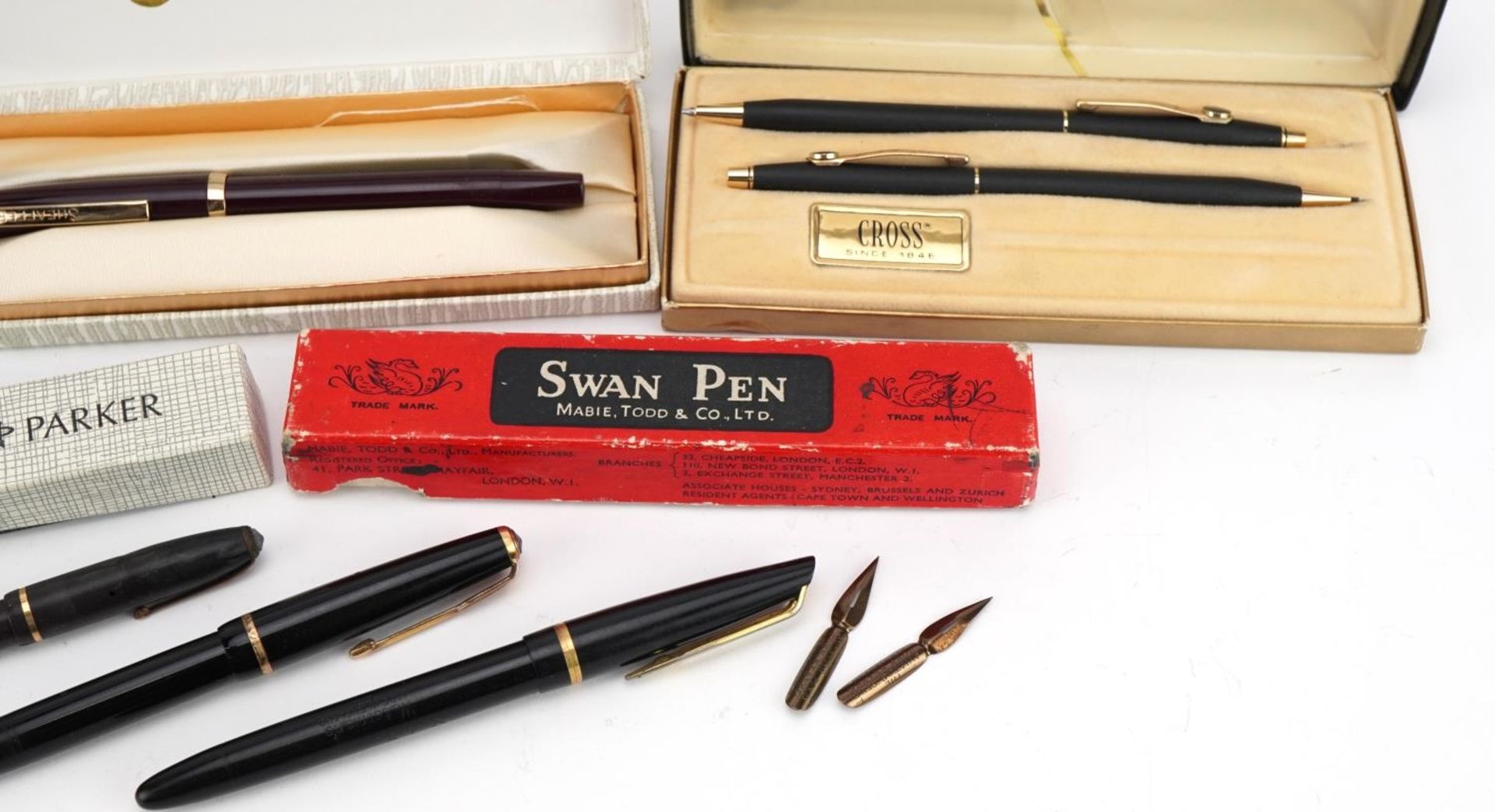 Vintage and later fountain pens and ballpoint pens, some with boxes including Conway Stewart Dinky - Bild 3 aus 4