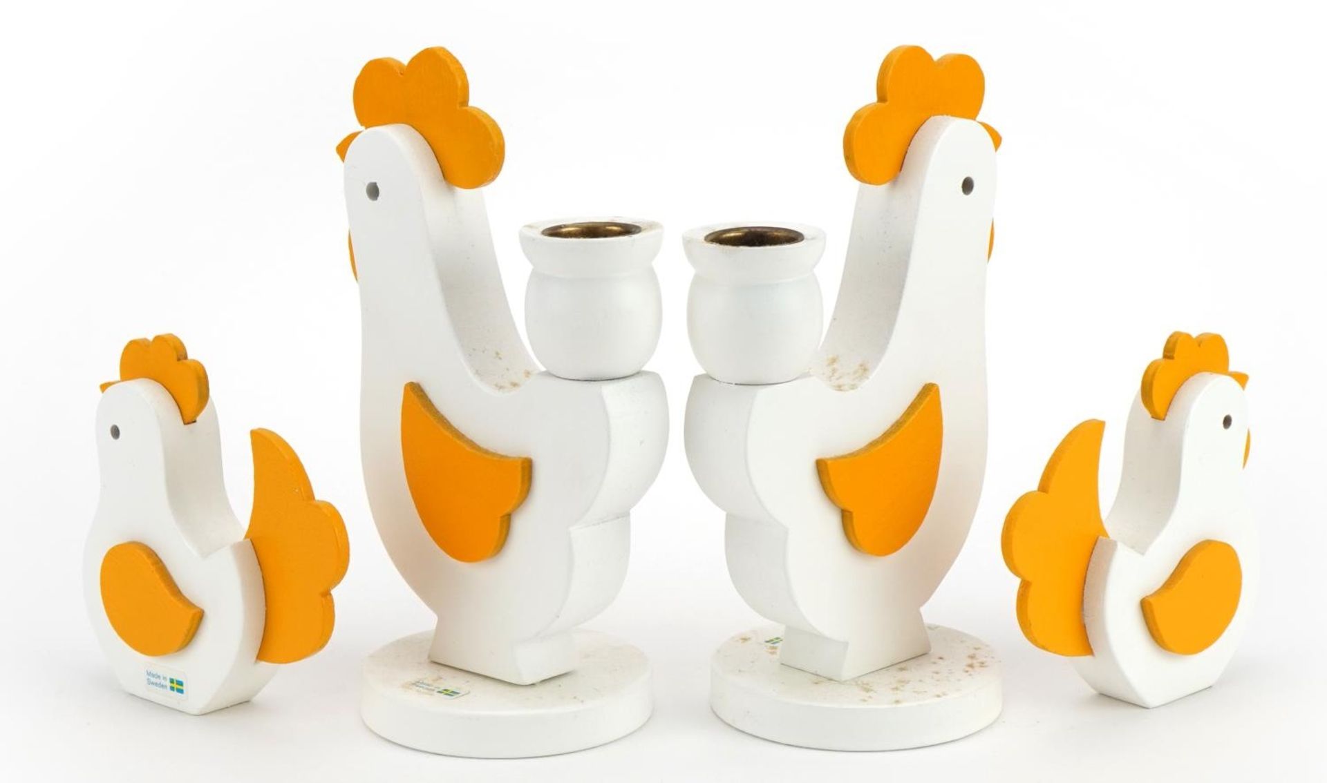 Two pairs of Swedish wooden chickens including a pair of candlesticks, the largest each 17.5cm high - Bild 2 aus 4