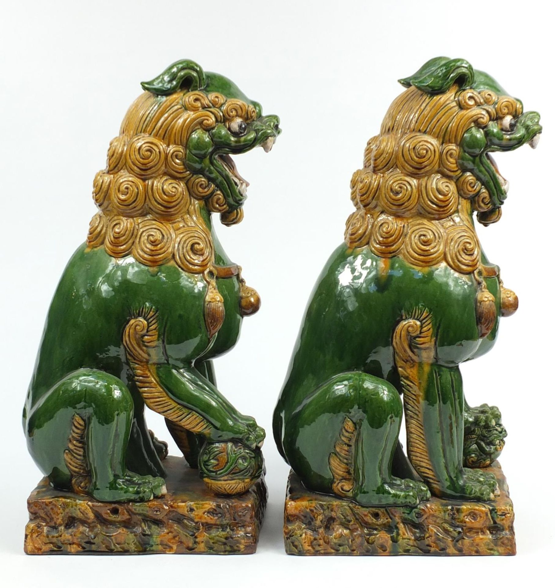 Large pair of Chinese floor standing pottery seated lions having a sancai type glaze, each 59cm high - Bild 5 aus 7