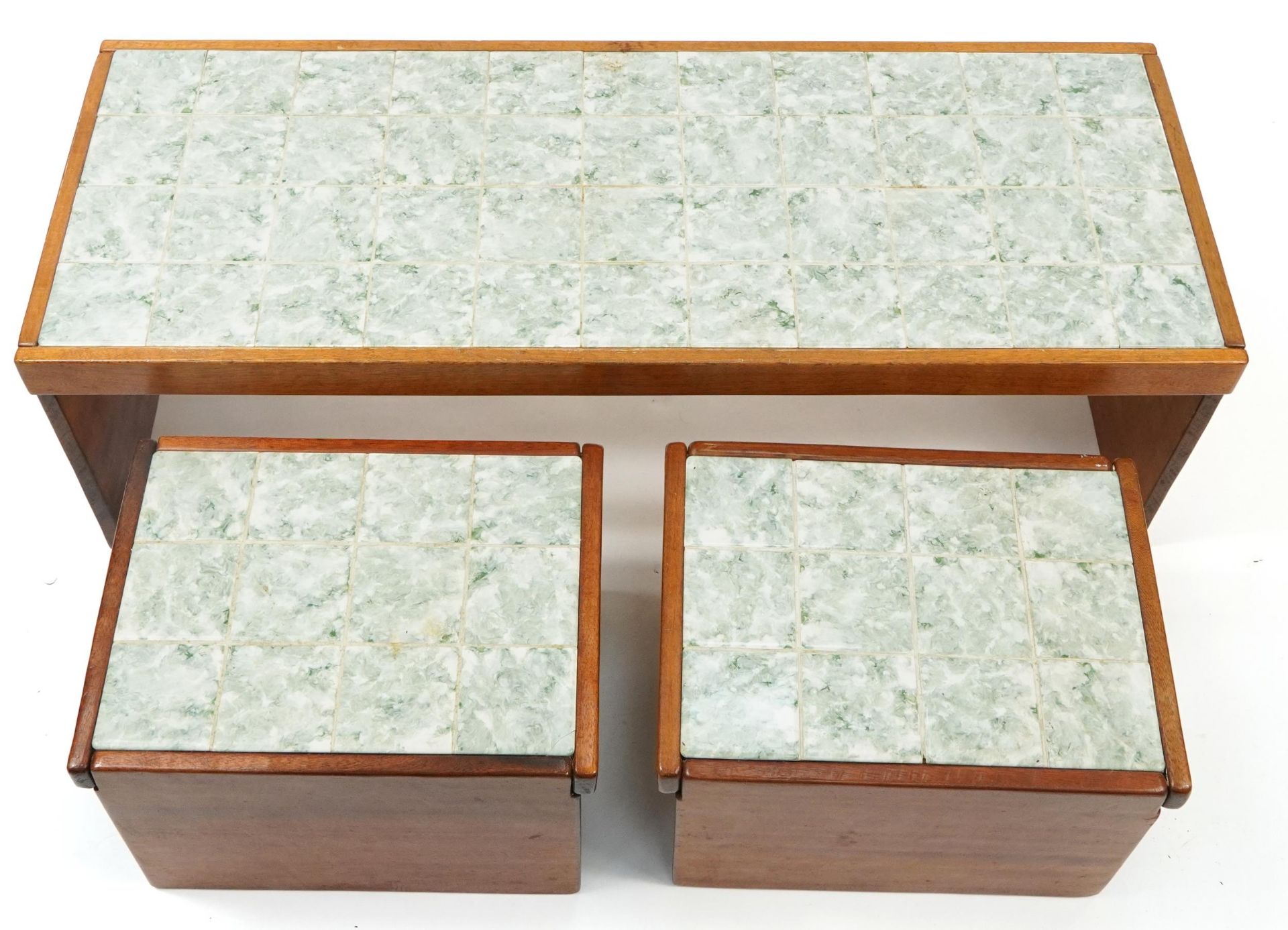 Nest of three mid century teak tile top occasional tables, the largest 40cm H x 125cm W x 48cm D - Bild 2 aus 3