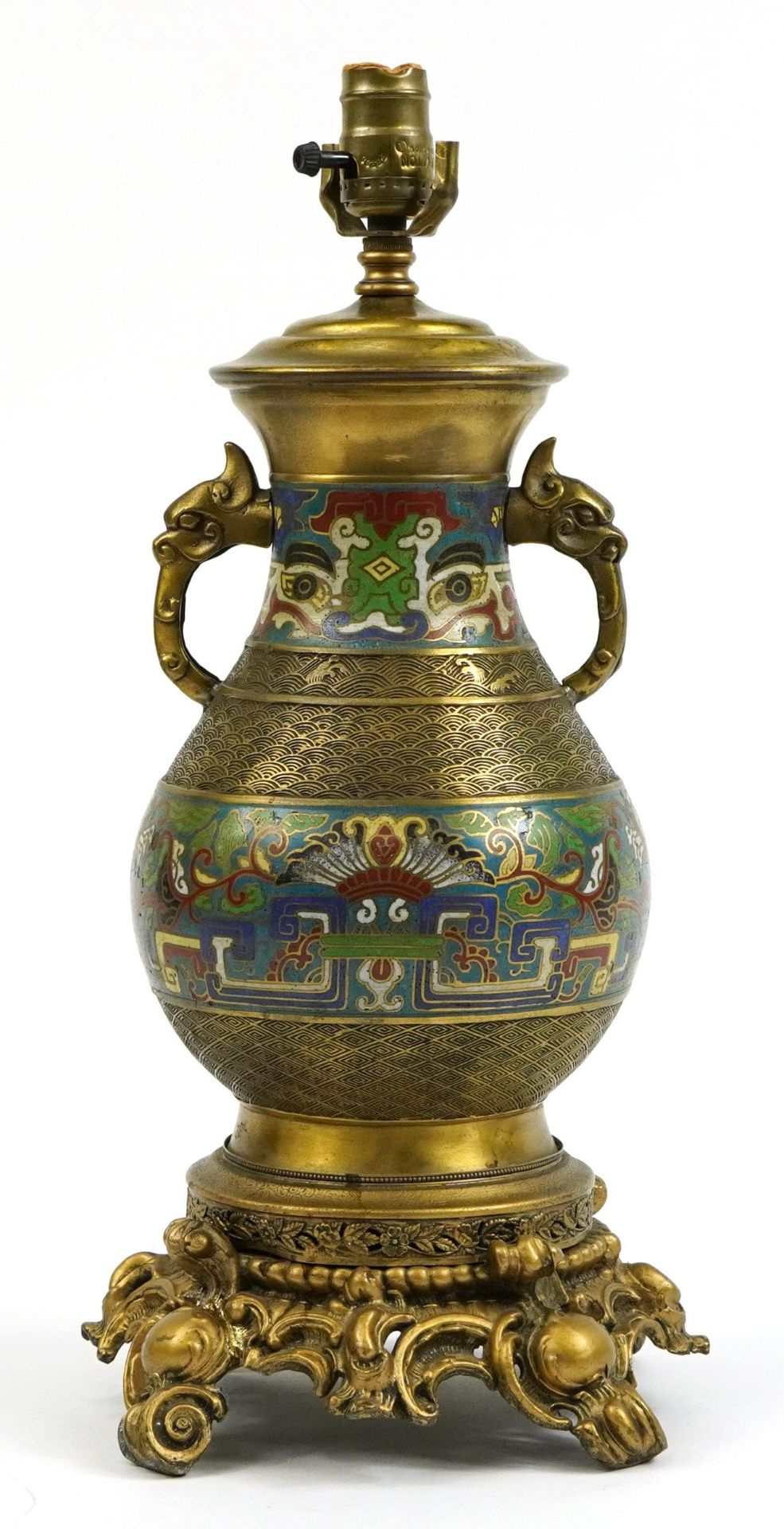 Chinese brass and cloisonne vase table lamp with twin handles on ornate gilt metal stand, 50.5cm - Bild 2 aus 4