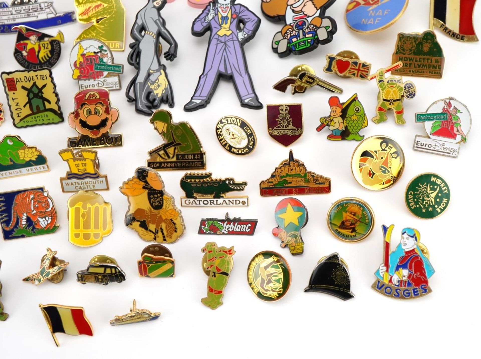 Collection of vintage and later badges, mostly enamelled including Disney Peter Pan, Mr Blobby, Lion - Image 5 of 6