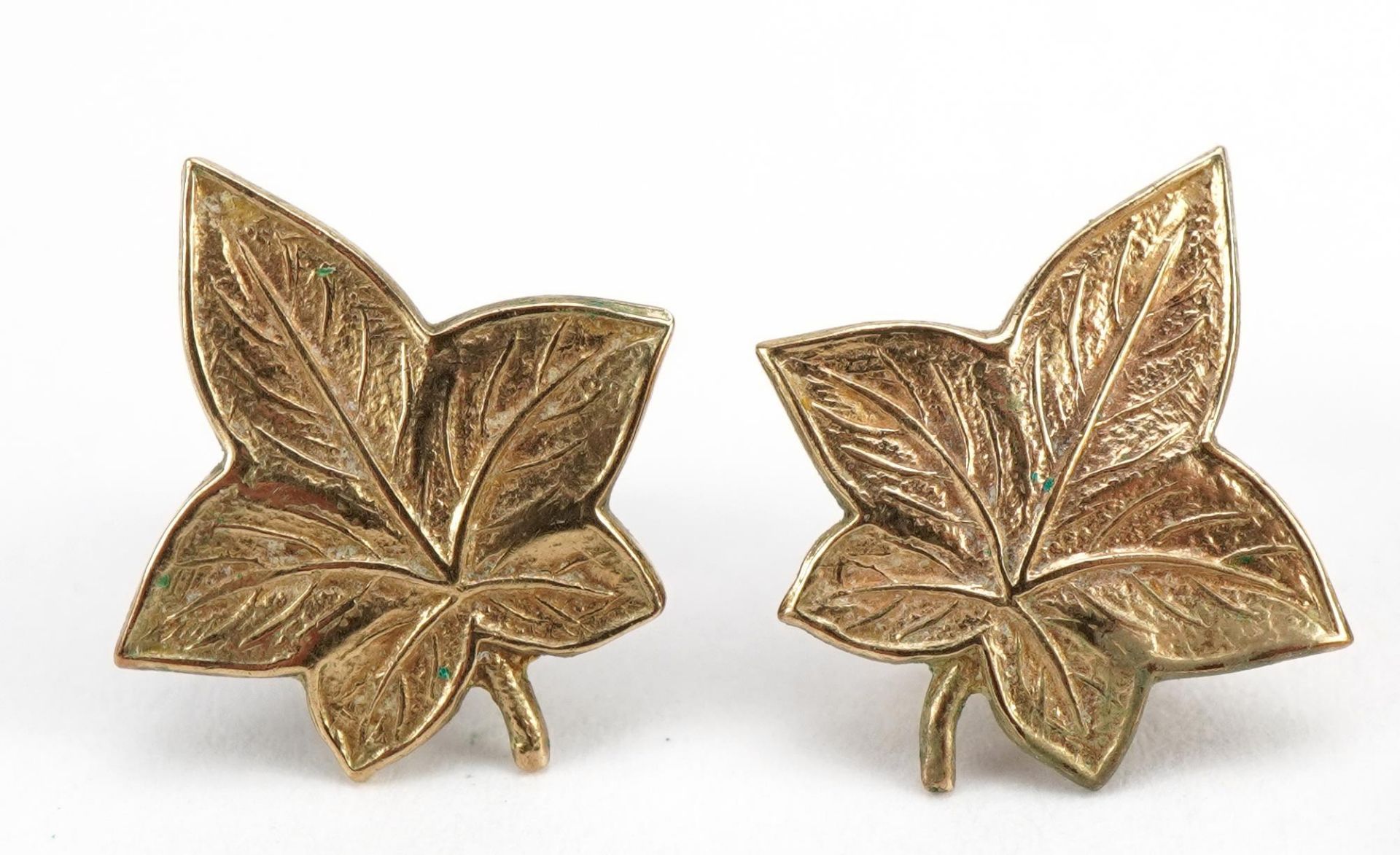 Two pairs of 9ct gold leaf design earrings including a pair of maple leaf studs, the largest 3.5cm - Bild 2 aus 5