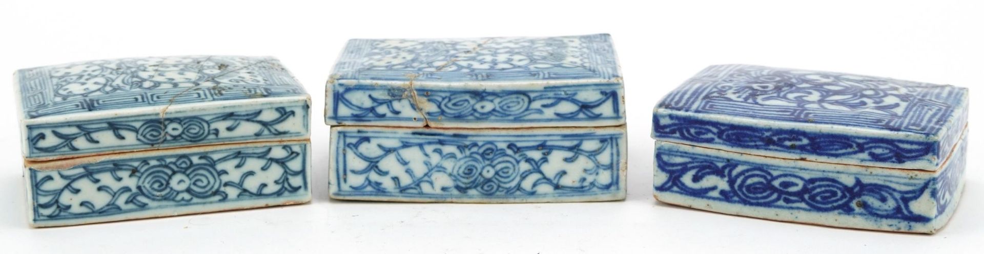 Three Chinese rouge sealed boxes and covers hand painted with flowers, two with incised character - Bild 2 aus 4