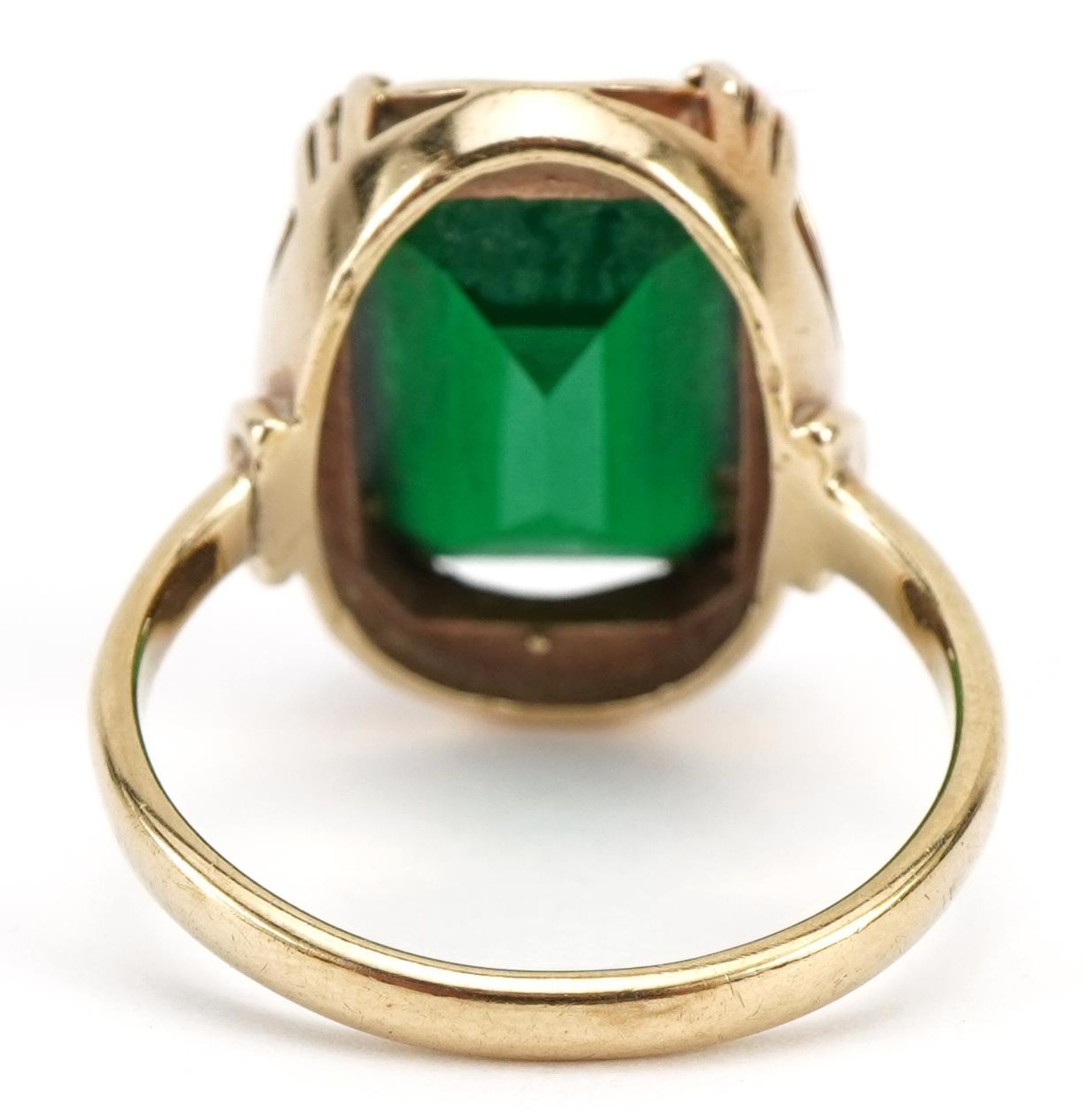 9ct gold green stone ring, the stone approximately 13.7mm x 10.0mm, size N, 5.1g - Bild 2 aus 3