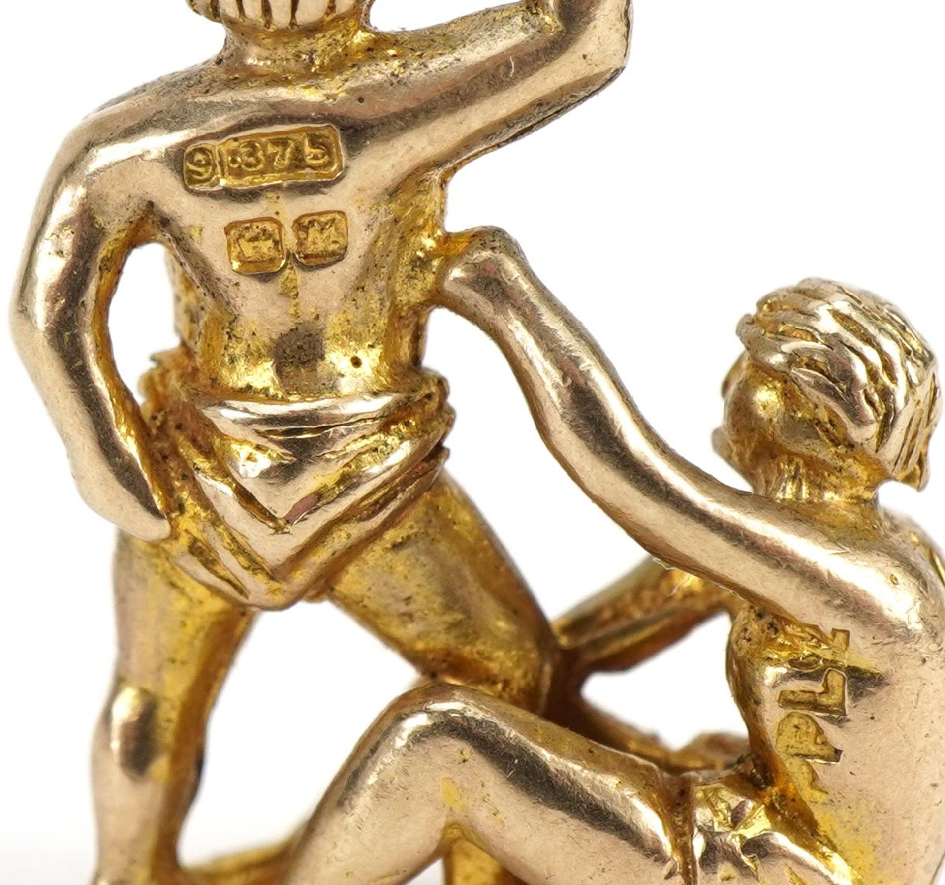 9ct gold two figures fighting charm, 1.8cm high, 2.9g - Bild 3 aus 3