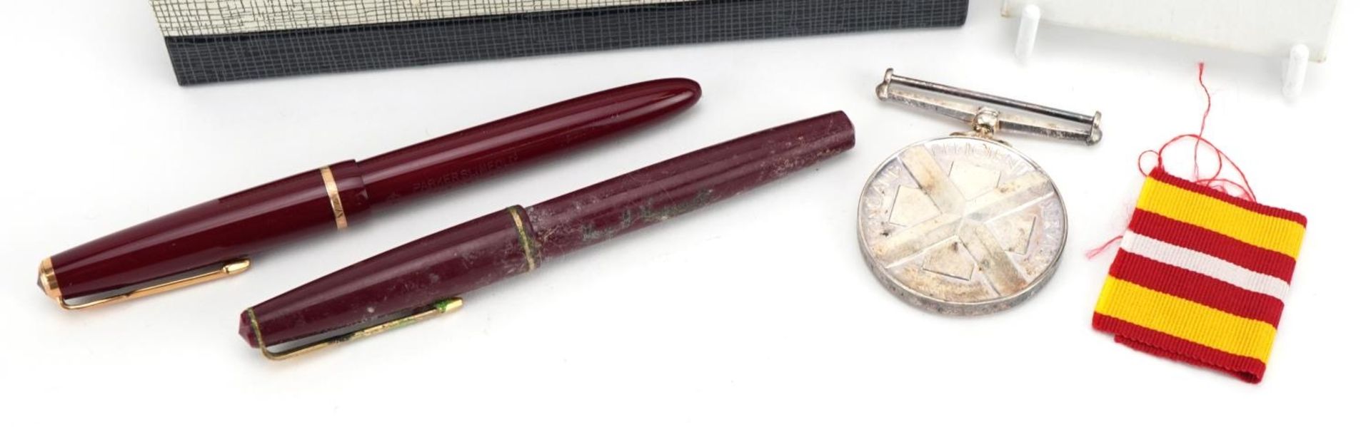 Two vintage Parker fountain pens, one with 14ct gold nib and a St John Ambulance medal awarded to - Bild 3 aus 5