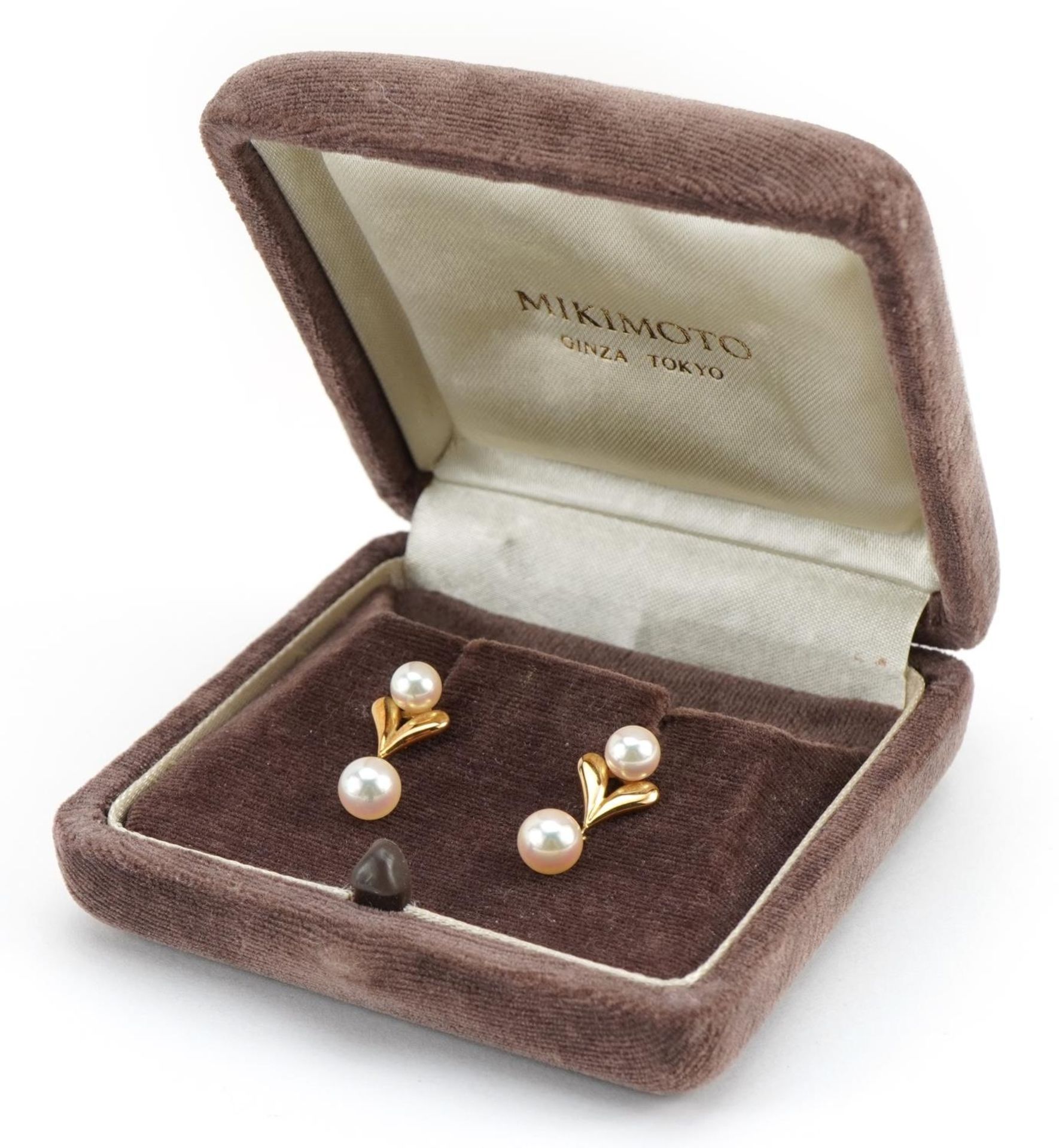 Pair of 14k gold Mikimoto pearl drop earrings housed in a Mikimoto Ginza, Tokyo box, 2.2cm high, 3. - Bild 4 aus 5