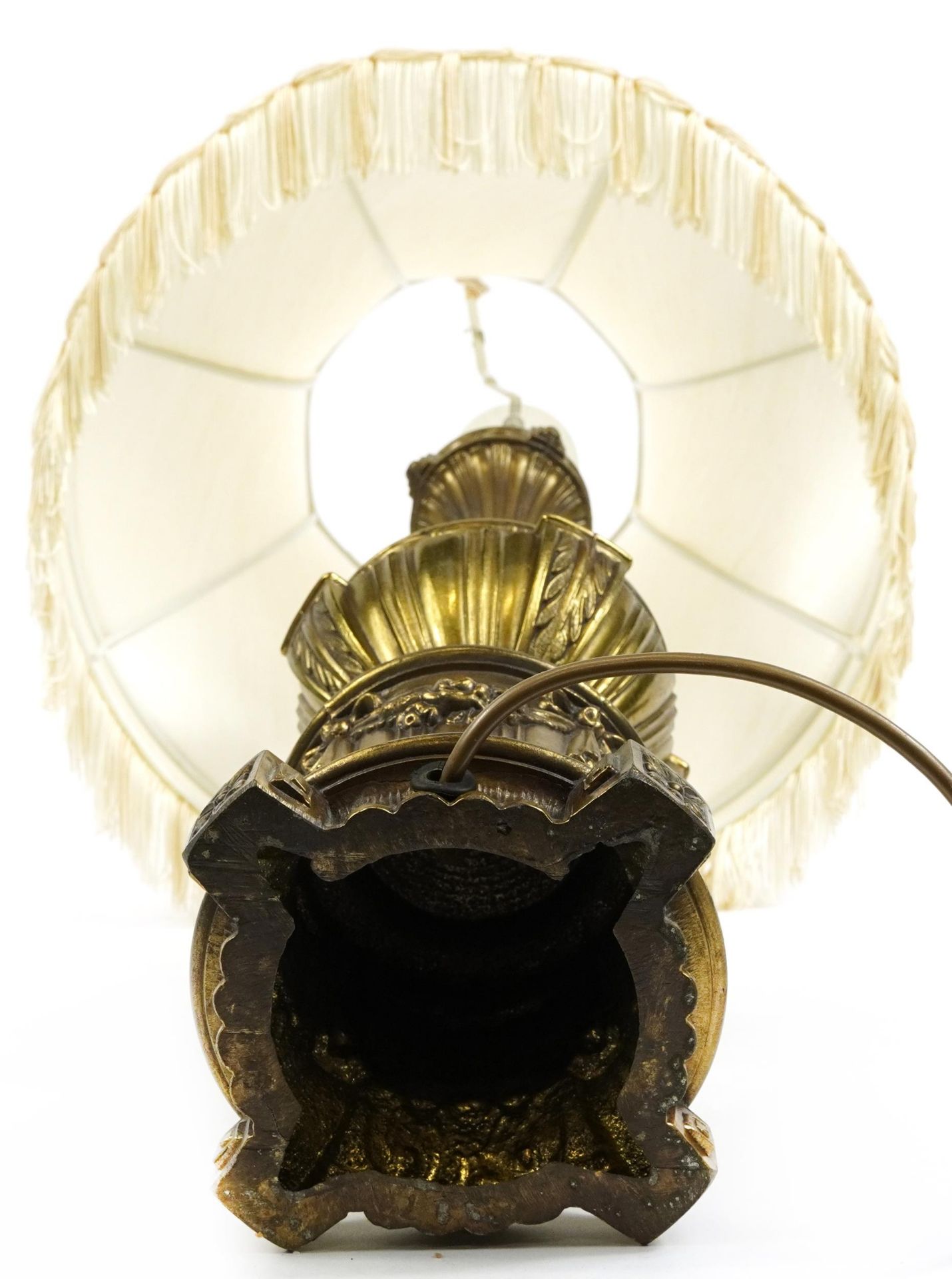 Ornate gilt brass table lamp with shade, 77cm high - Bild 3 aus 3