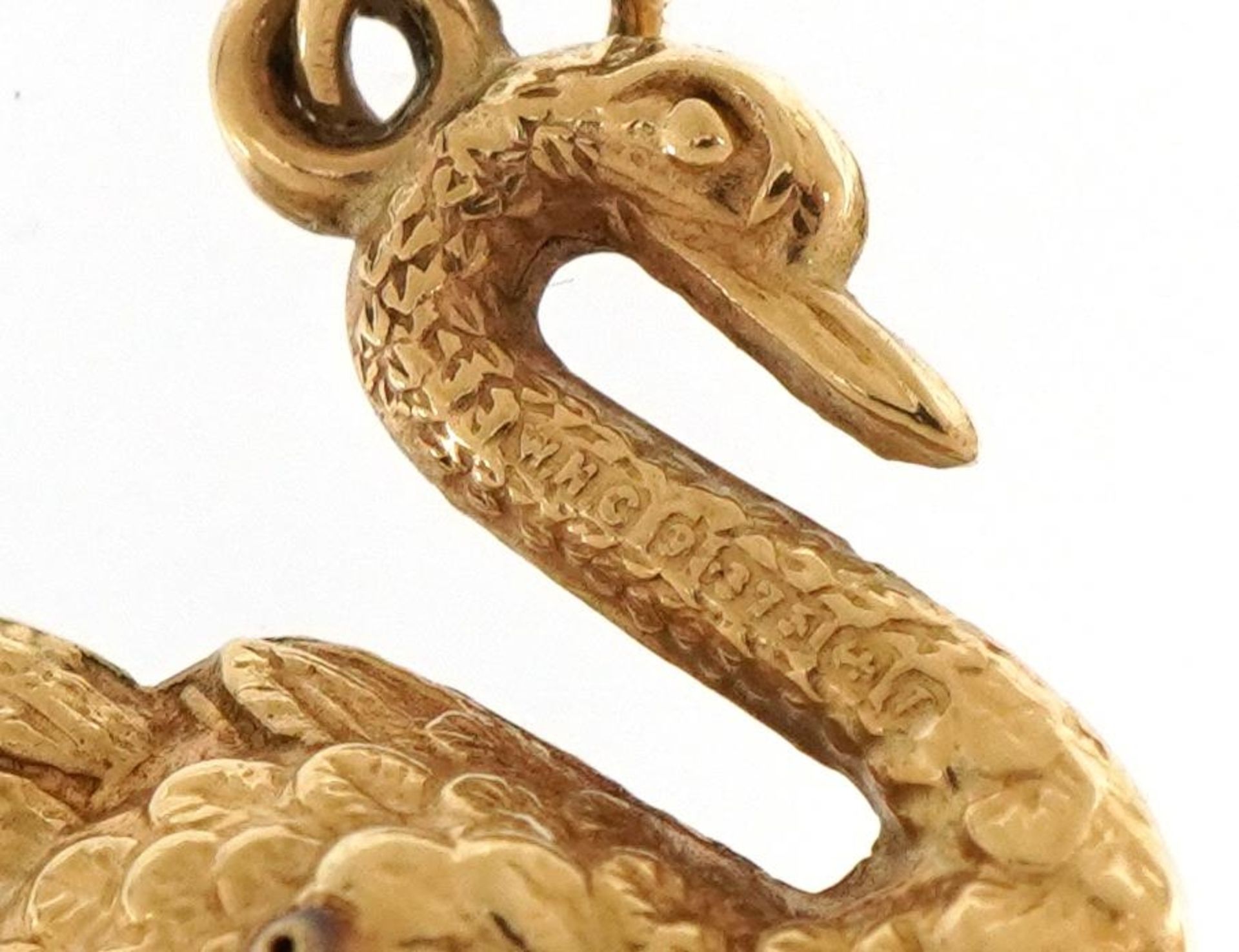 Unmarked gold swan charm, 1.6cm wide, 0.8g - Bild 3 aus 3