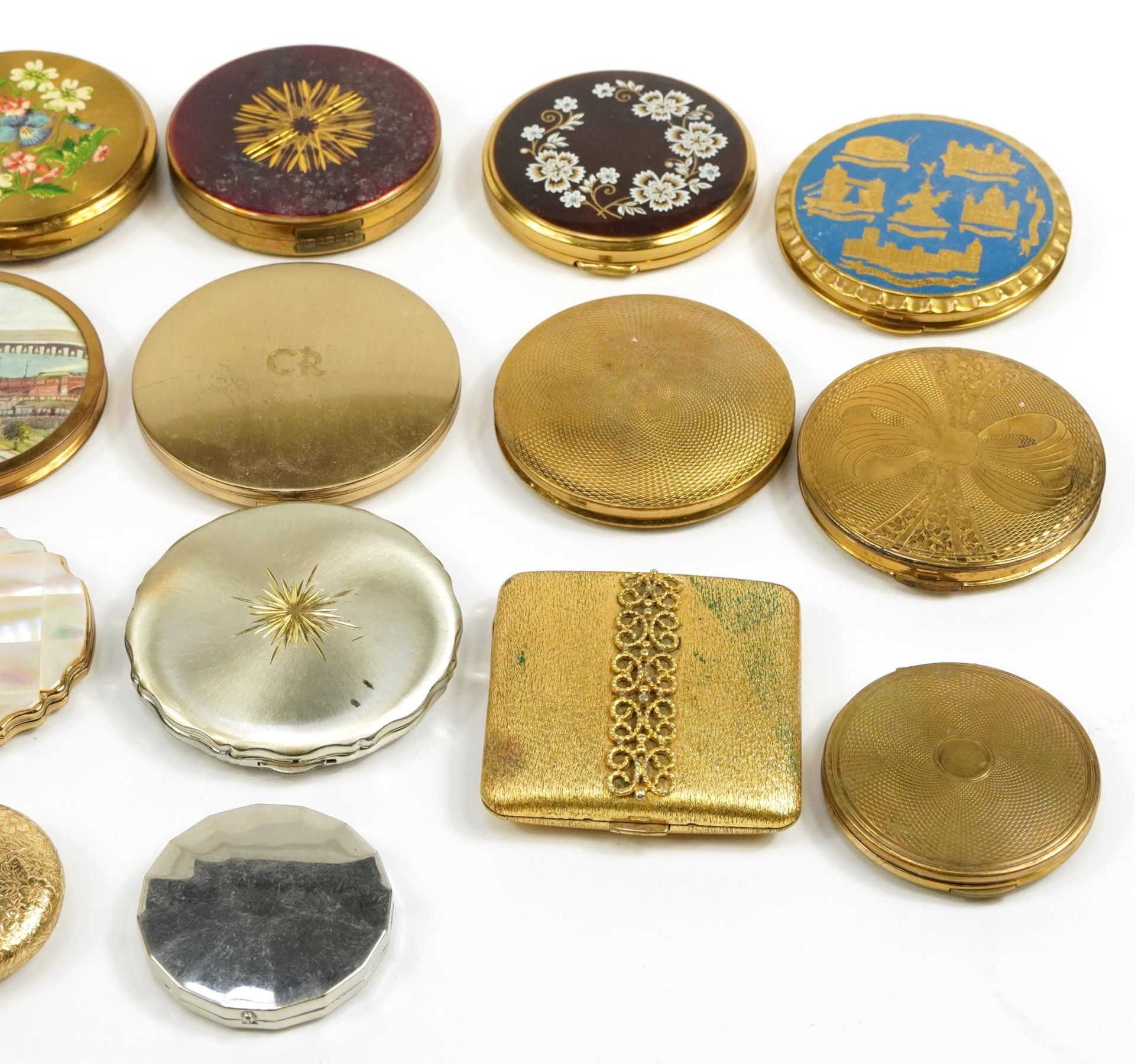 Twenty vintage and later compacts, some with enamel including Stratton, Avon and Yardley - Bild 3 aus 3
