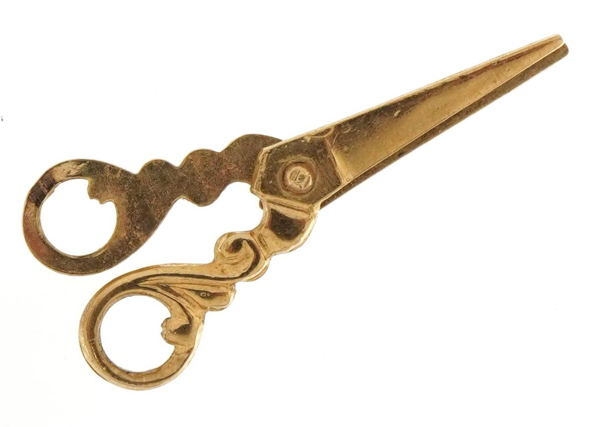 Unmarked gold opening scissors charm, 2.5cm in length, 0.8g - Bild 2 aus 2