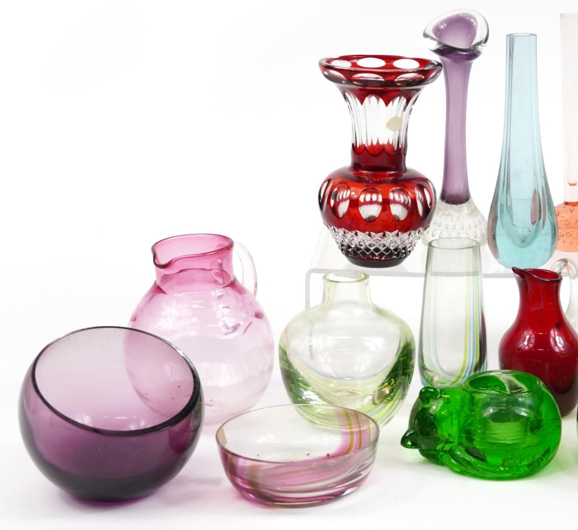 Art glassware including Whitefriars green glass lemonade jug with four beakers, red overlaid glass - Bild 2 aus 3