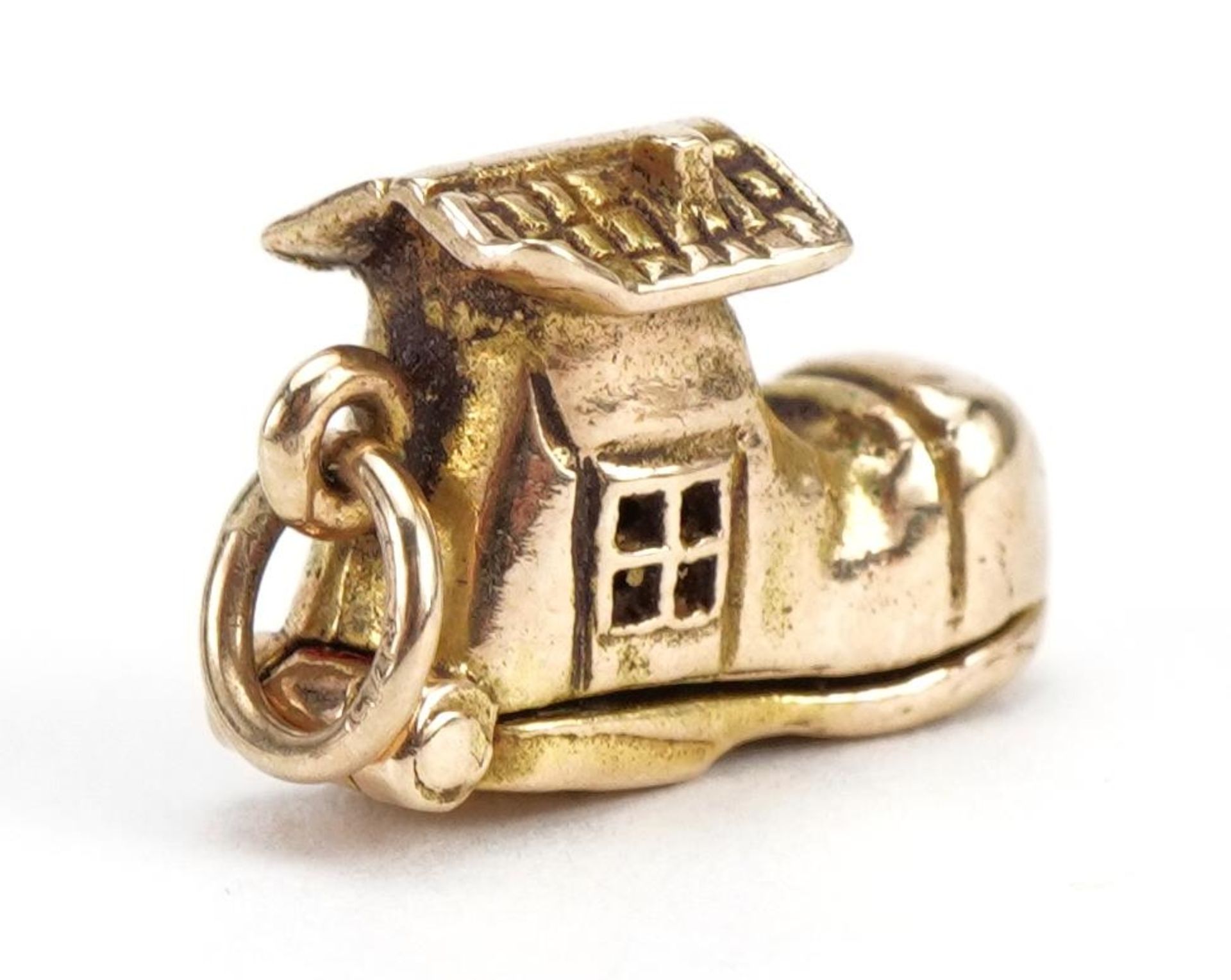 9ct gold shoe charm opening to reveal enamelled figures, 1.5cm wide, 2.7g - Bild 3 aus 3