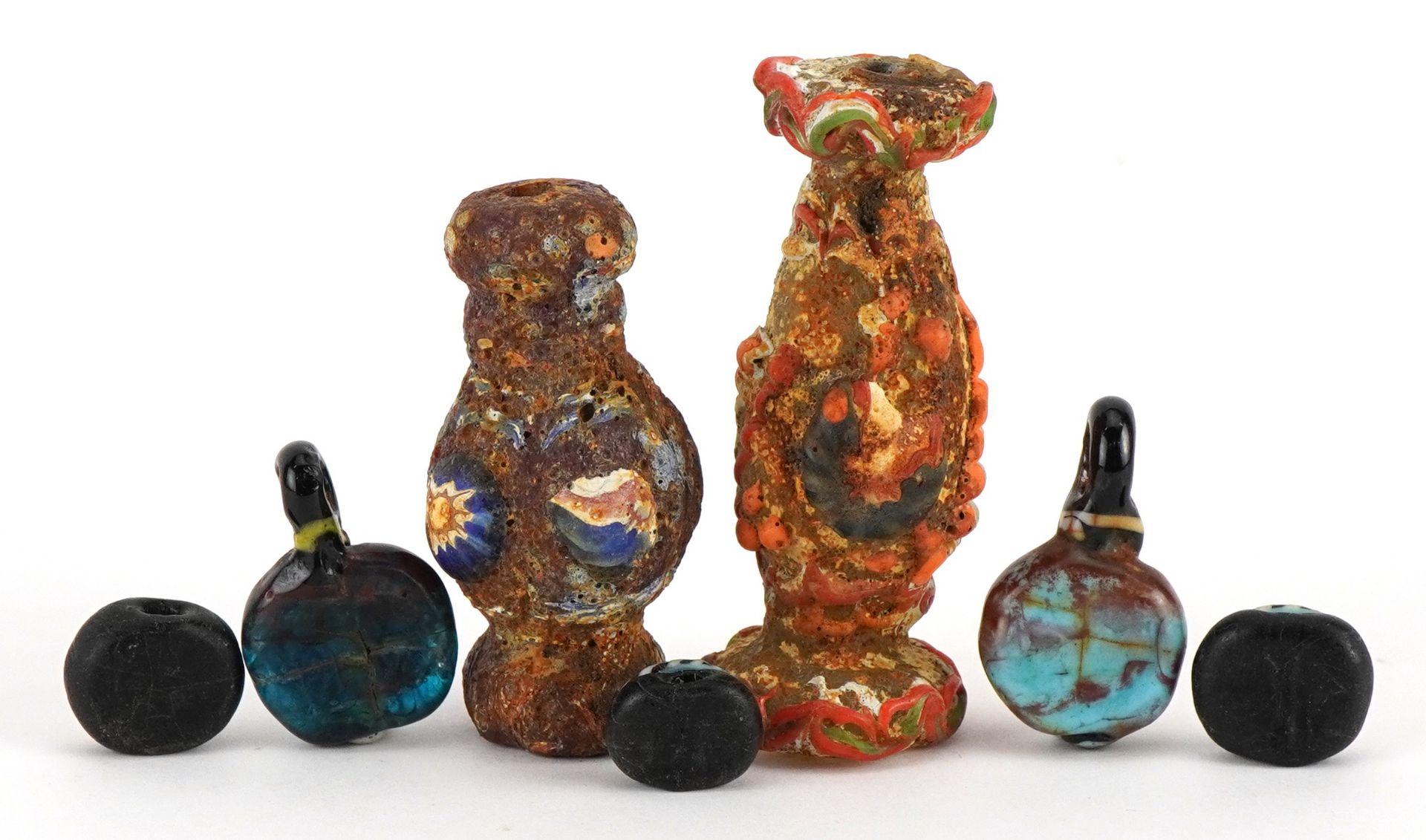 Antique glassware including two scent bottles, possibly Islamic or Roman, the largest 6.5cm high - Bild 2 aus 3