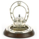 Equestrian interest silver plated and oak horseshoe design pen stand and inkwell, 15.5cm in length