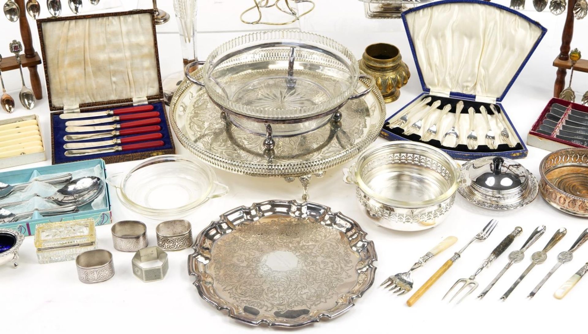 Silver plate including circular four footed salver, souvenir teaspoons on display stands, cruets, - Bild 5 aus 7