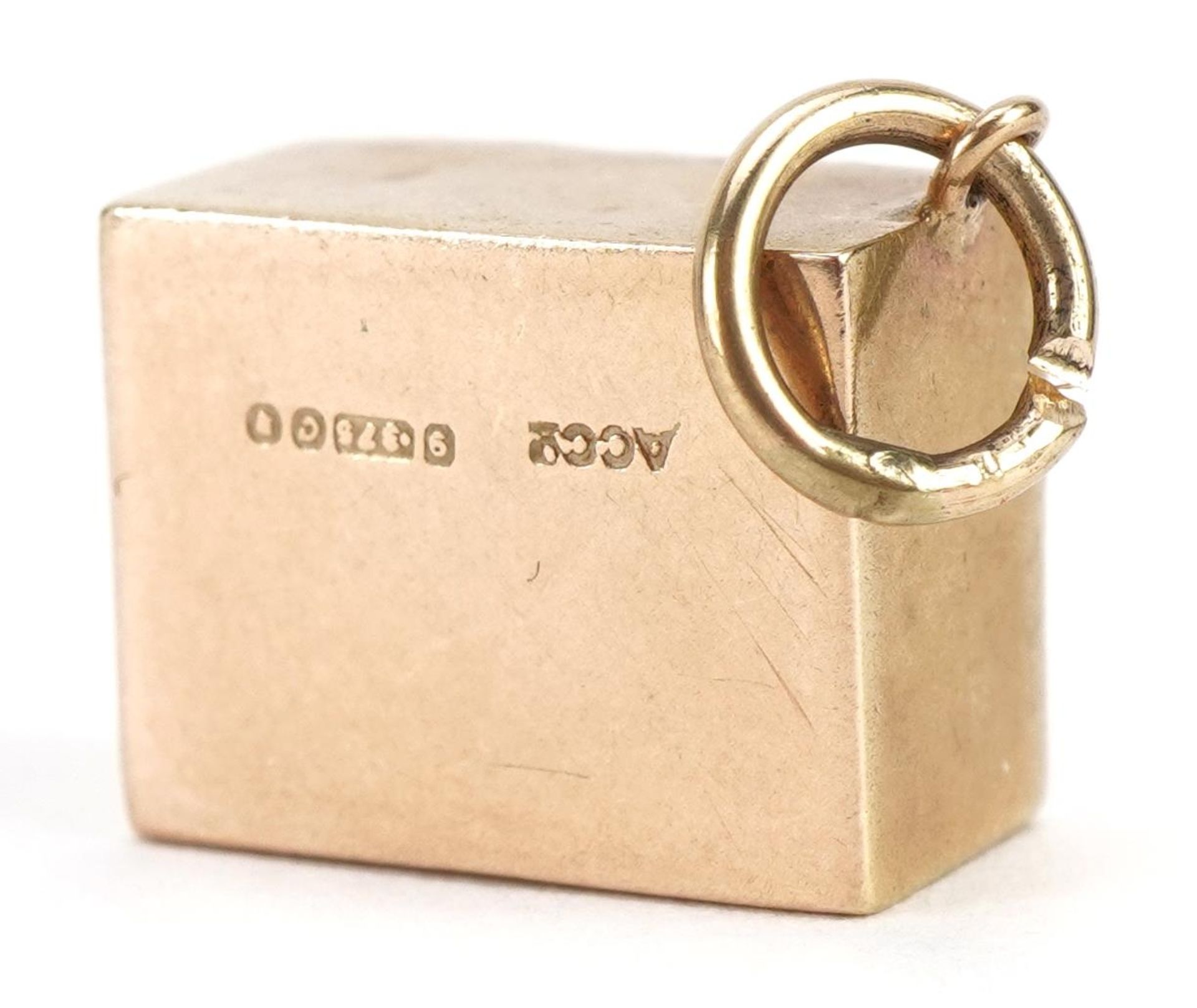 9ct gold emergency five pound note charm, 1.4cm wide, 2.6g - Bild 2 aus 3